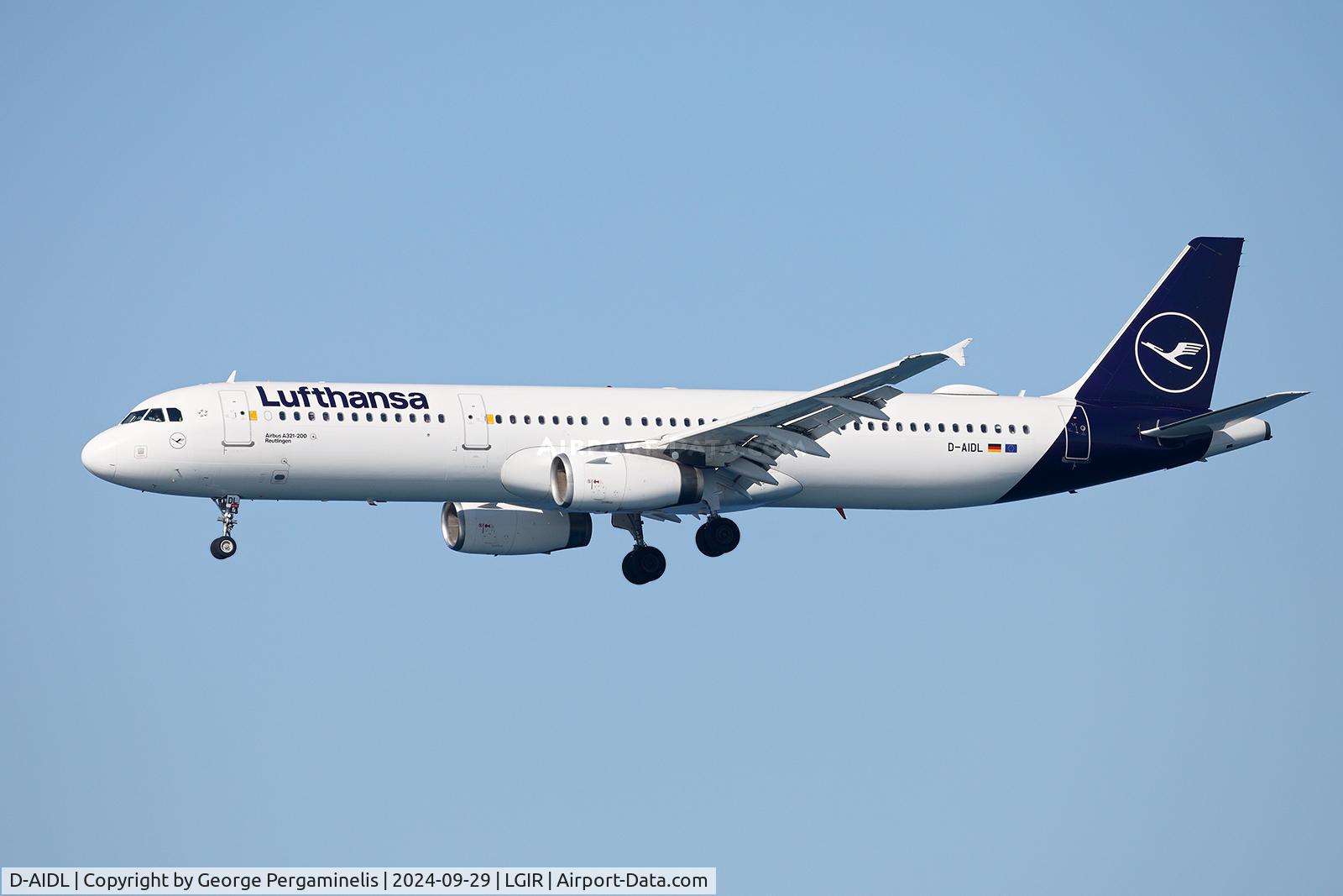 D-AIDL, 2011 Airbus A321-231 C/N 4881, Short final for runway 27.