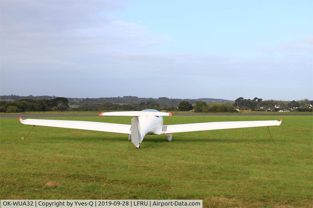 OK-WUA32, Phoenix Air U15 Phoenix C/N Not found OK-WUA32, Phoenix Air U15 Phoenix, Static display, Morlaix-Ploujean airport (LFRU-MXN)