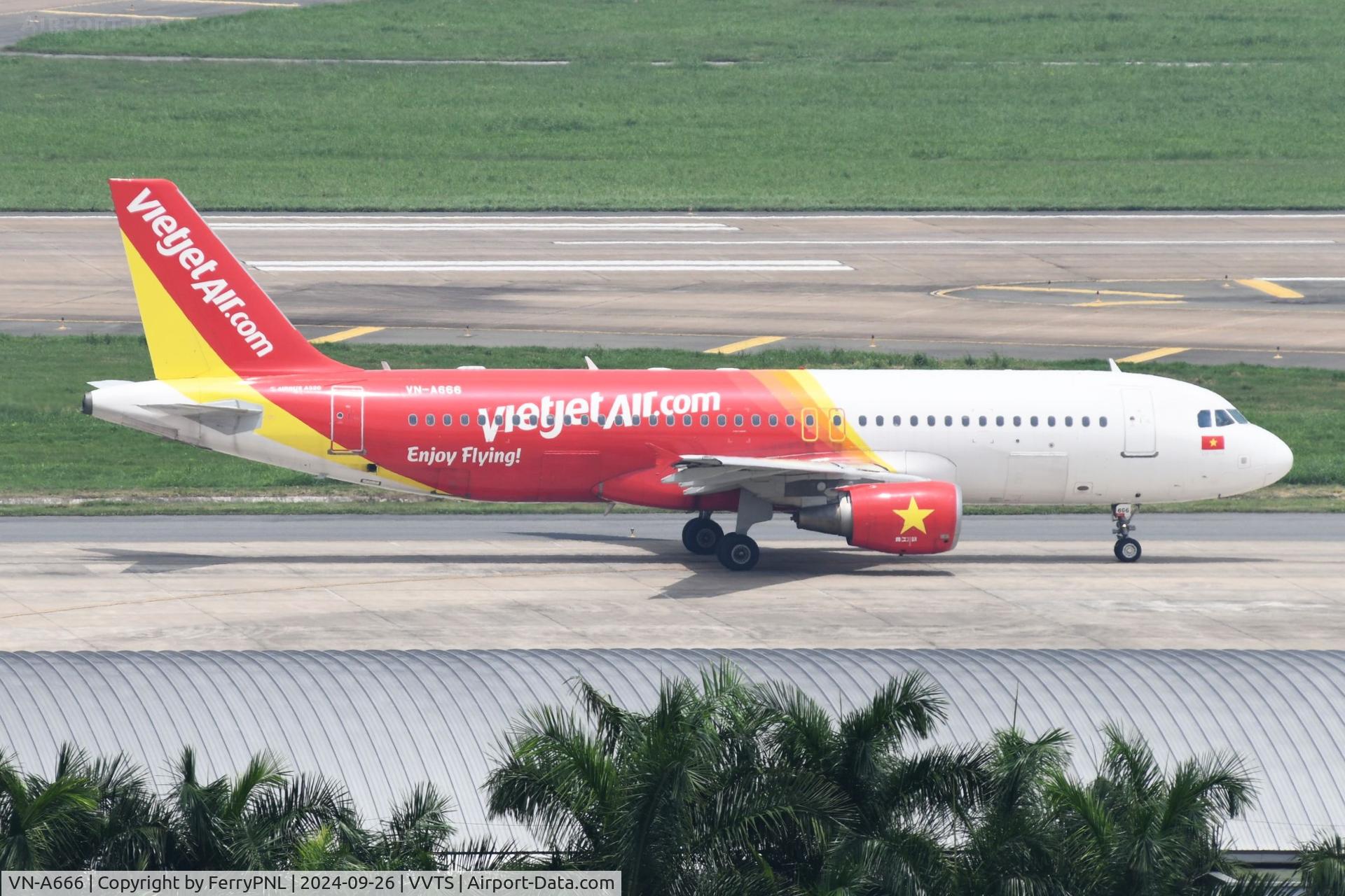 VN-A666, 2008 Airbus A320-214 C/N 3739, VietJetAir A320 taxying for departure