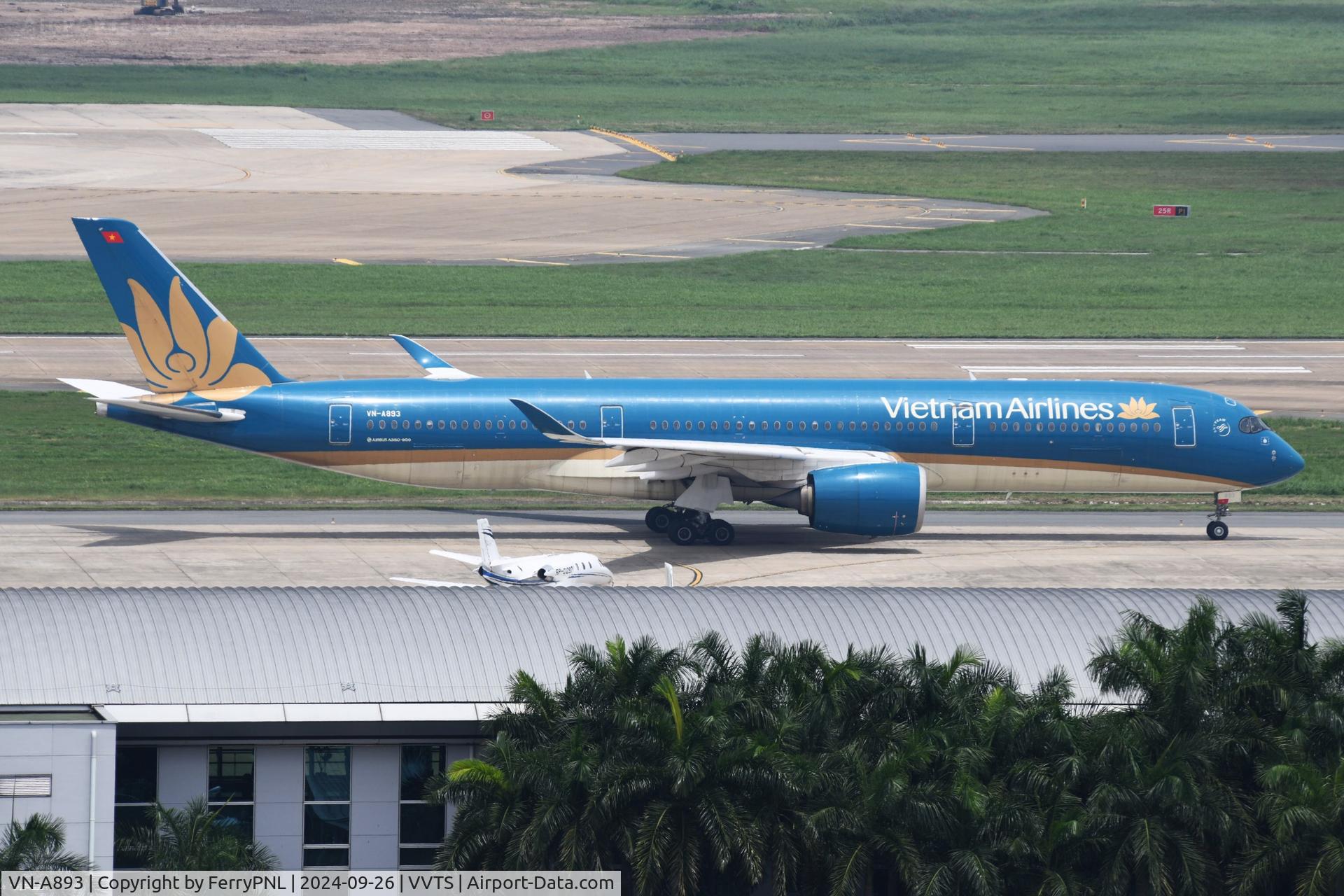 VN-A893, 2017 Airbus A350-941 C/N 129, Vietnam A359 for departure