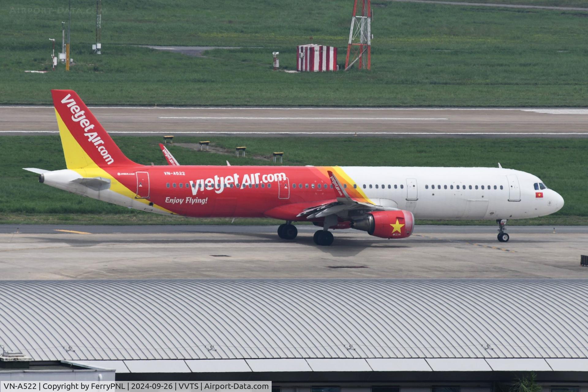 VN-A522, 2015 Airbus A321-211(WL) C/N 6615, Vietjet A321 departing