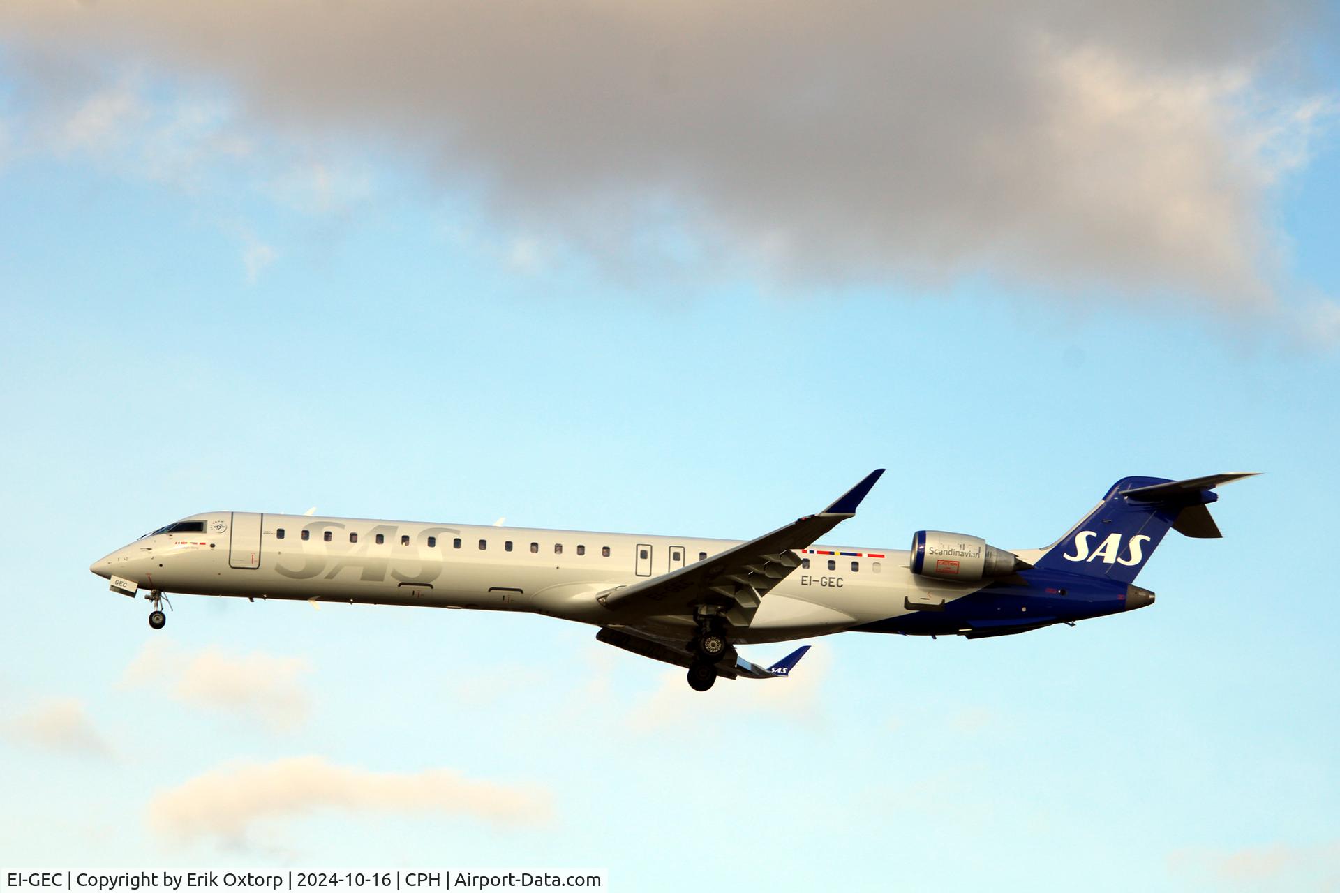 EI-GEC, 2009 Bombardier CRJ-900 NG (CL-600-2D24) C/N 15246, EI-GEC landing rw 22L.