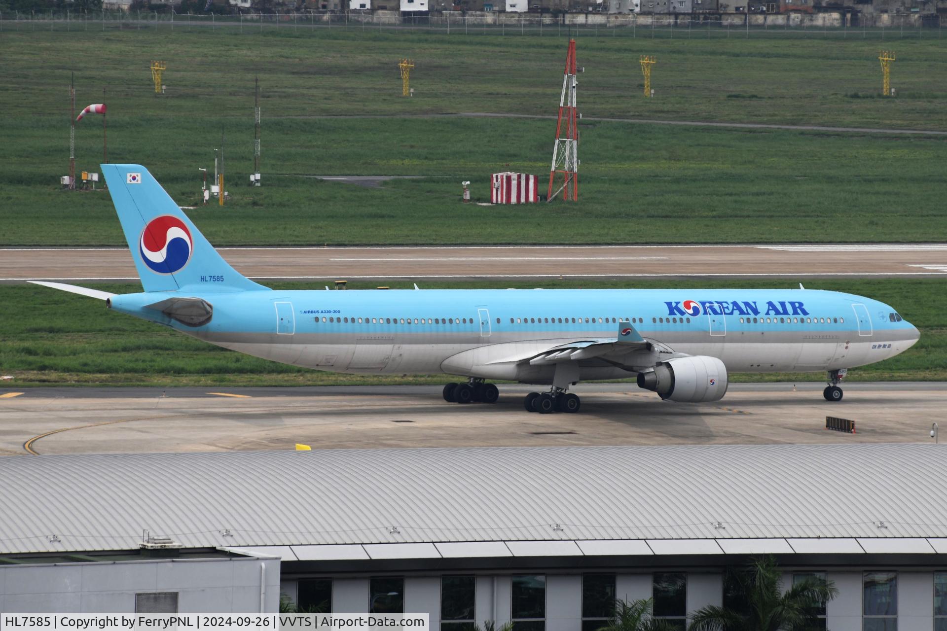 HL7585, Airbus A330-323 C/N 350, Korean A333 taxying out
