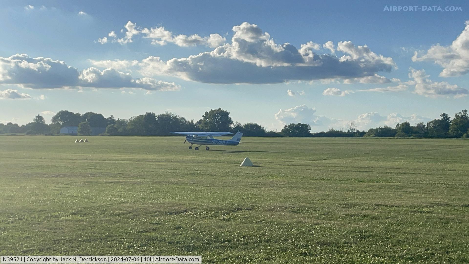 N3952J, 1966 Cessna 150G C/N 15065252, Landing at 40I