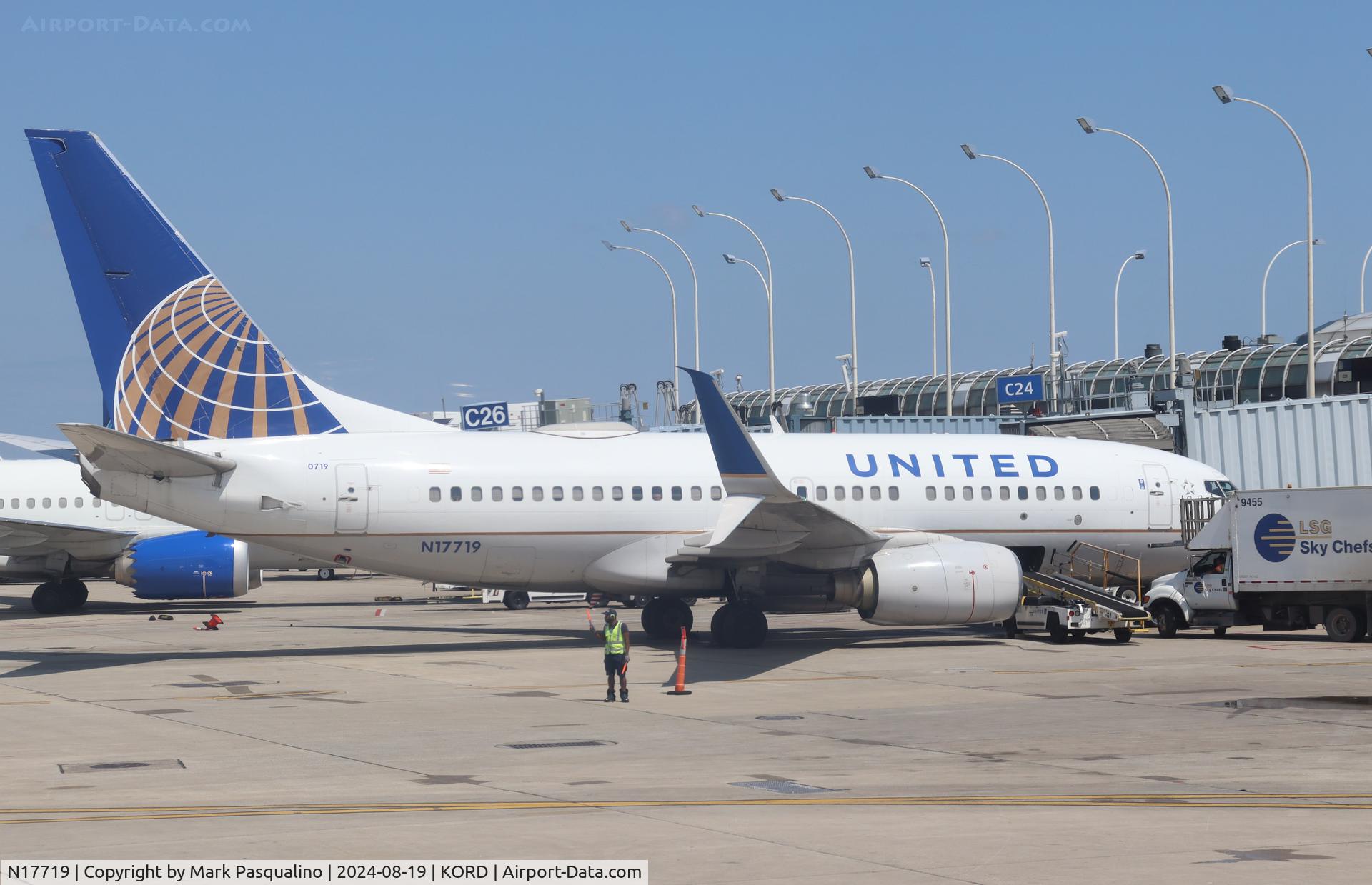 N17719, 1999 Boeing 737-724 C/N 28938, Boeing 737-724