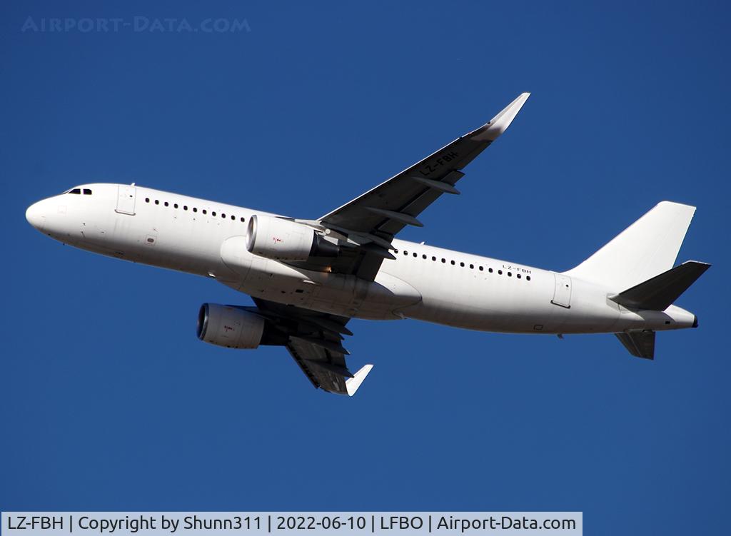 LZ-FBH, 2016 Airbus A320-214(W) C/N 7238, Climbing after take off from rwy 32R... Tunisair flight this day...