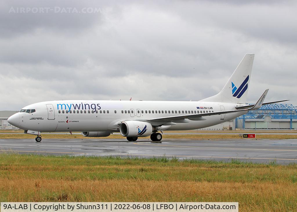 9A-LAB, 2001 Boeing 737-8K5 C/N 30882, Taxiing to the Terminal...