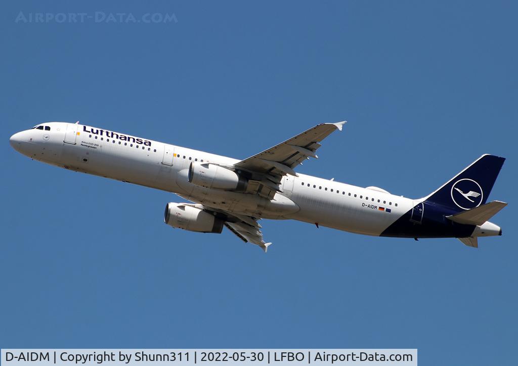 D-AIDM, 2011 Airbus A321-231 C/N 4916, Climbing after take off from rwy 32R... New c/s