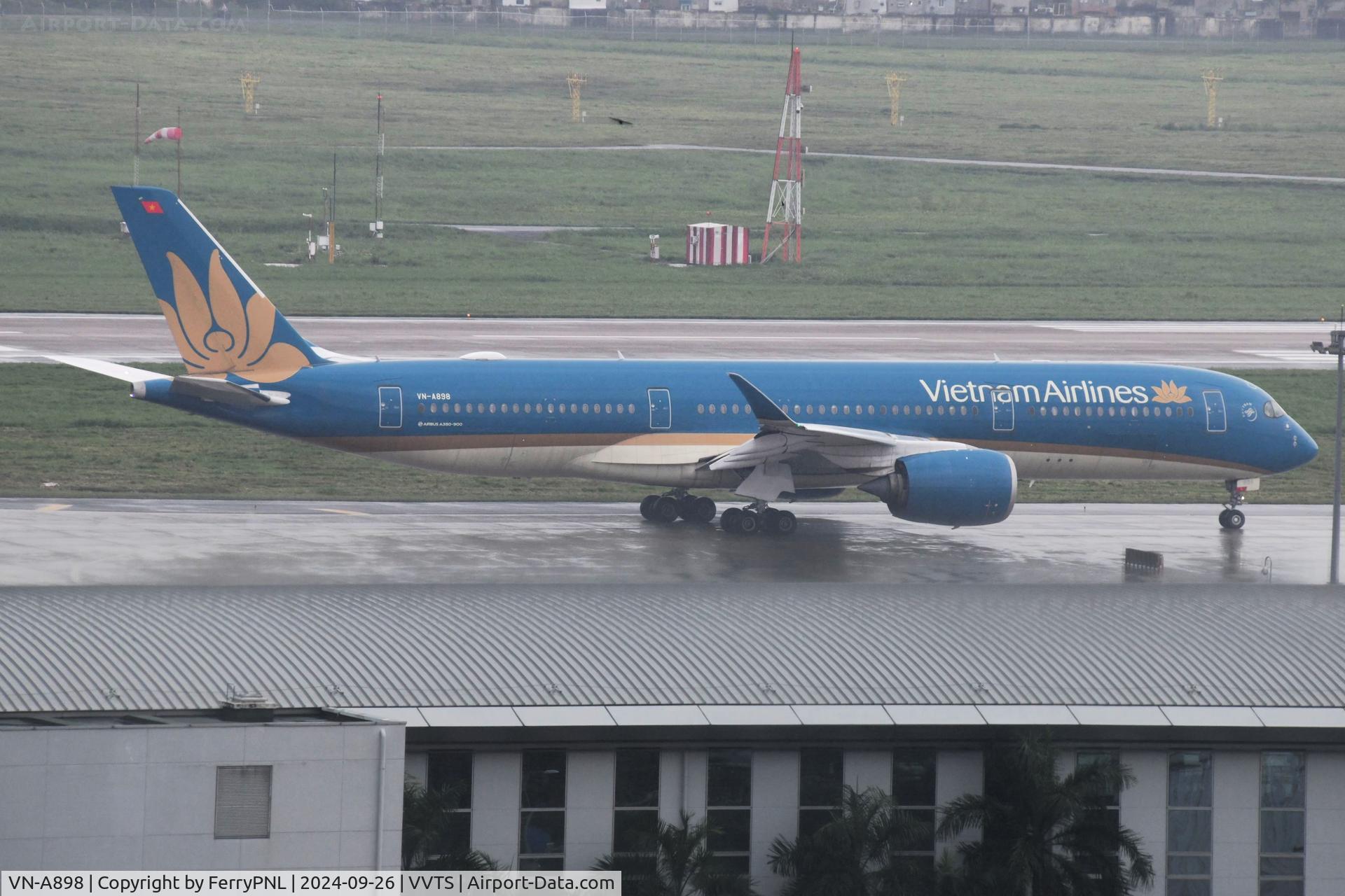 VN-A898, 2019 Airbus A350-941 C/N 279, Vietnam A359 departing in the rain