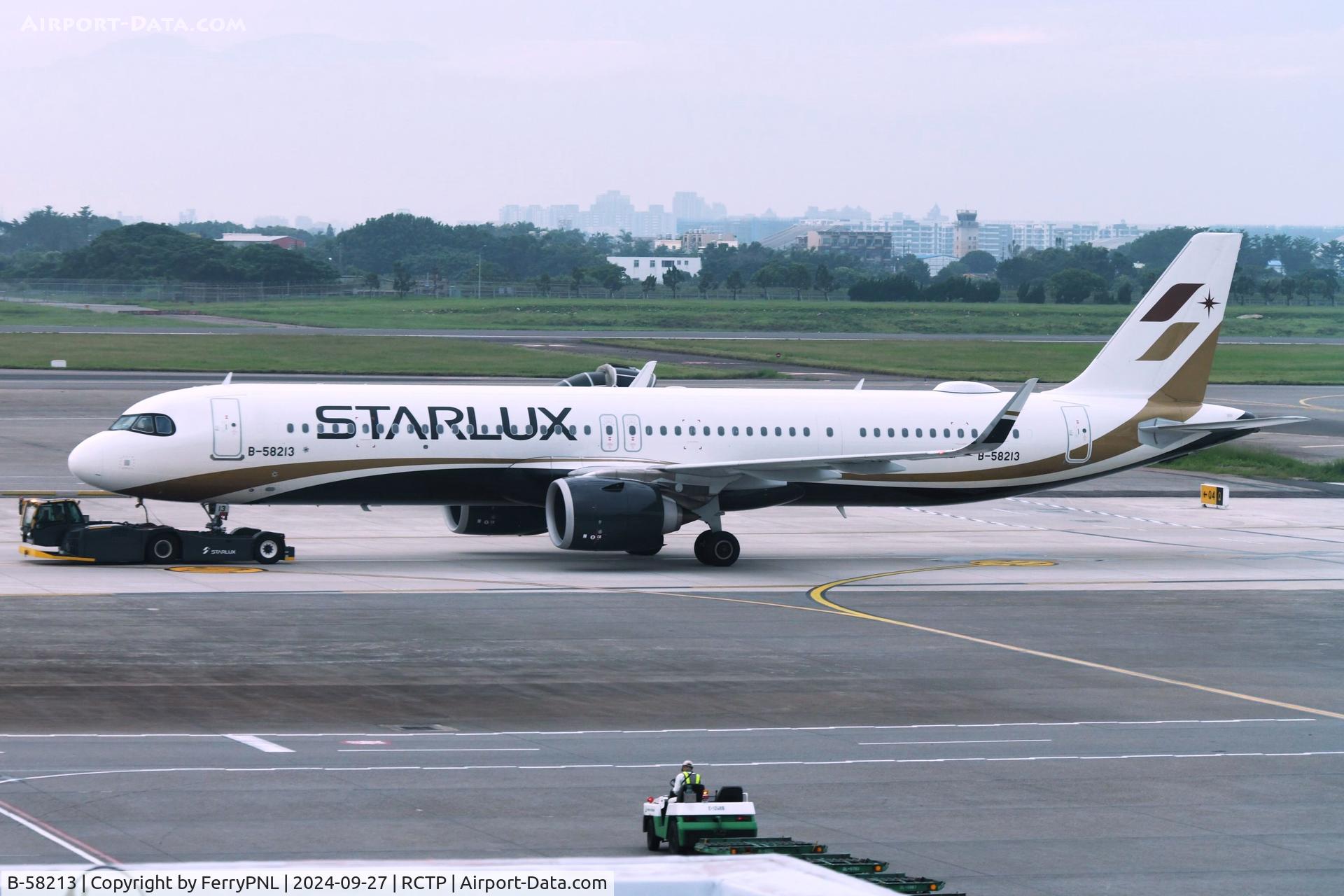 B-58213, 2022 Airbus A321-252NX C/N 11068, Starlux A321N under tow to its gated