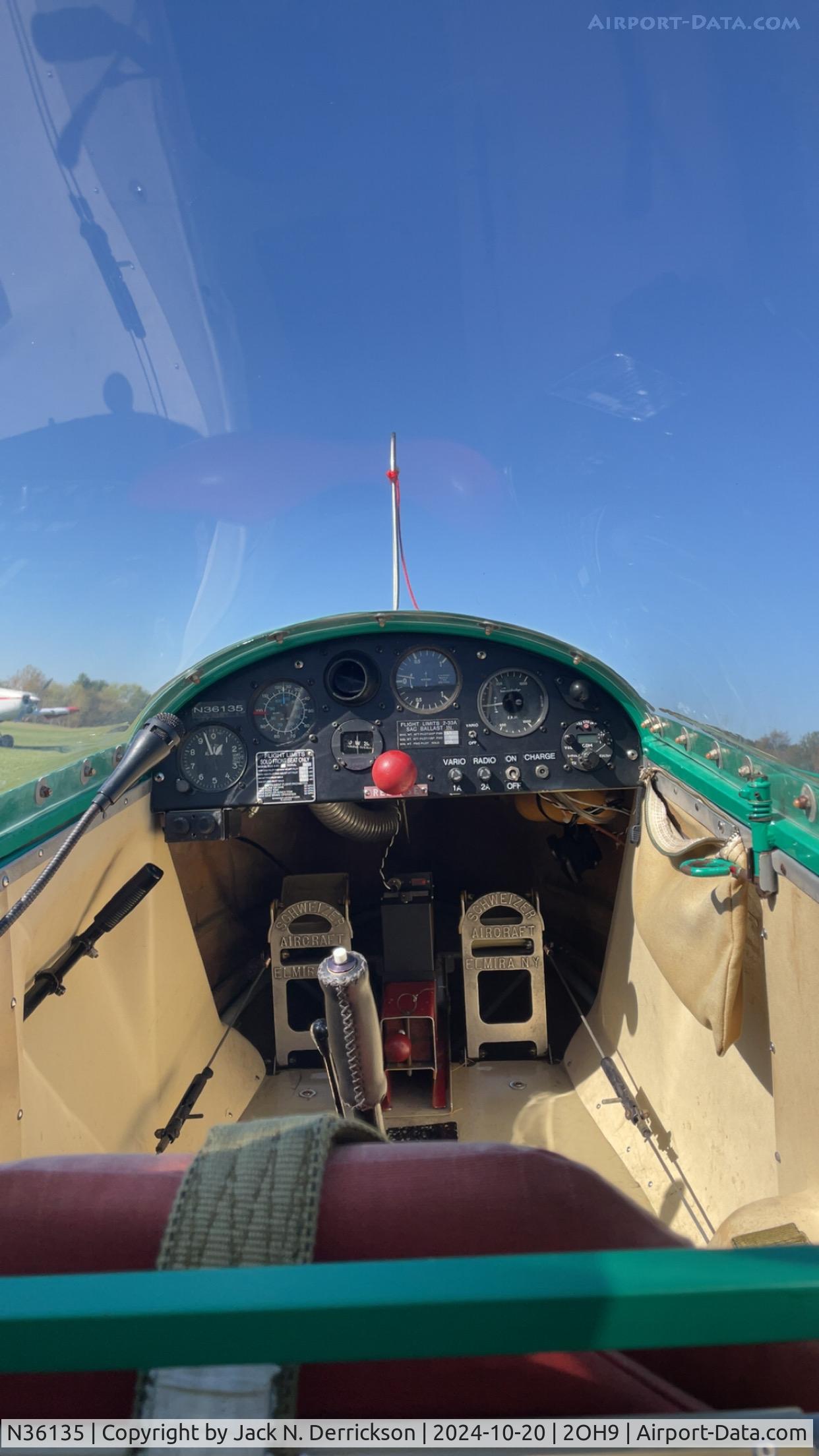 N36135, 1981 Schweizer SGS 2-33A C/N 564, Backseat view