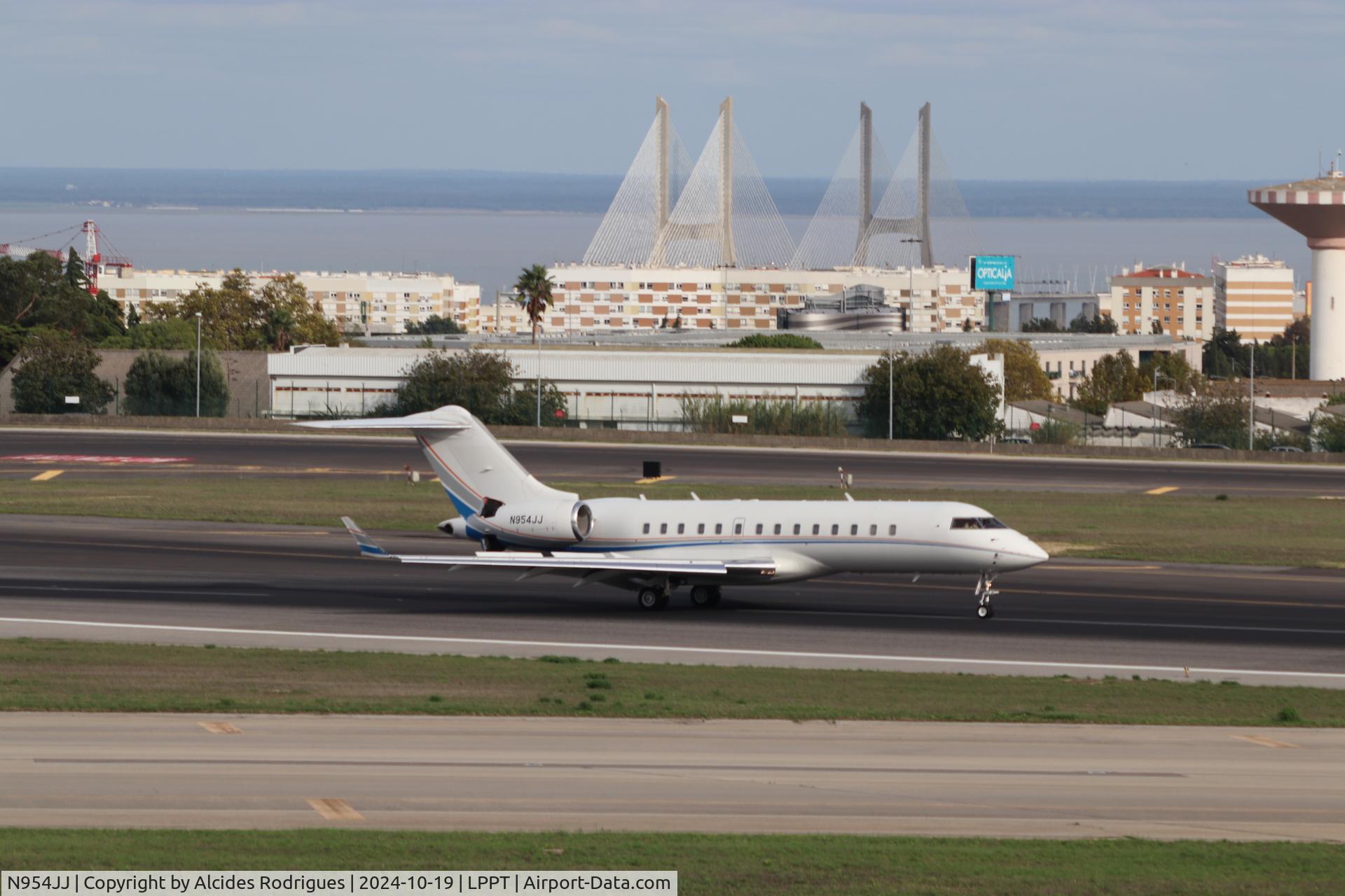 N954JJ, 2001 Bombardier Inc BD-700-1A10 C/N 9055, Aterra em LISBOA_LPPT vindo DE TIRES_LPCS