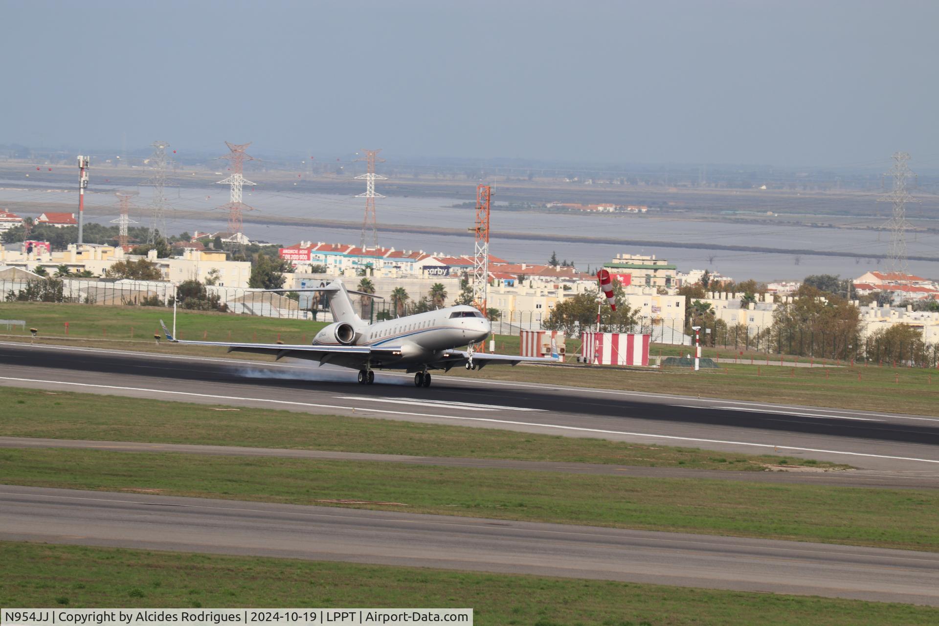 N954JJ, 2001 Bombardier Inc BD-700-1A10 C/N 9055, Aterra em LISBOA_LPPT vin de TIRES_LPCS