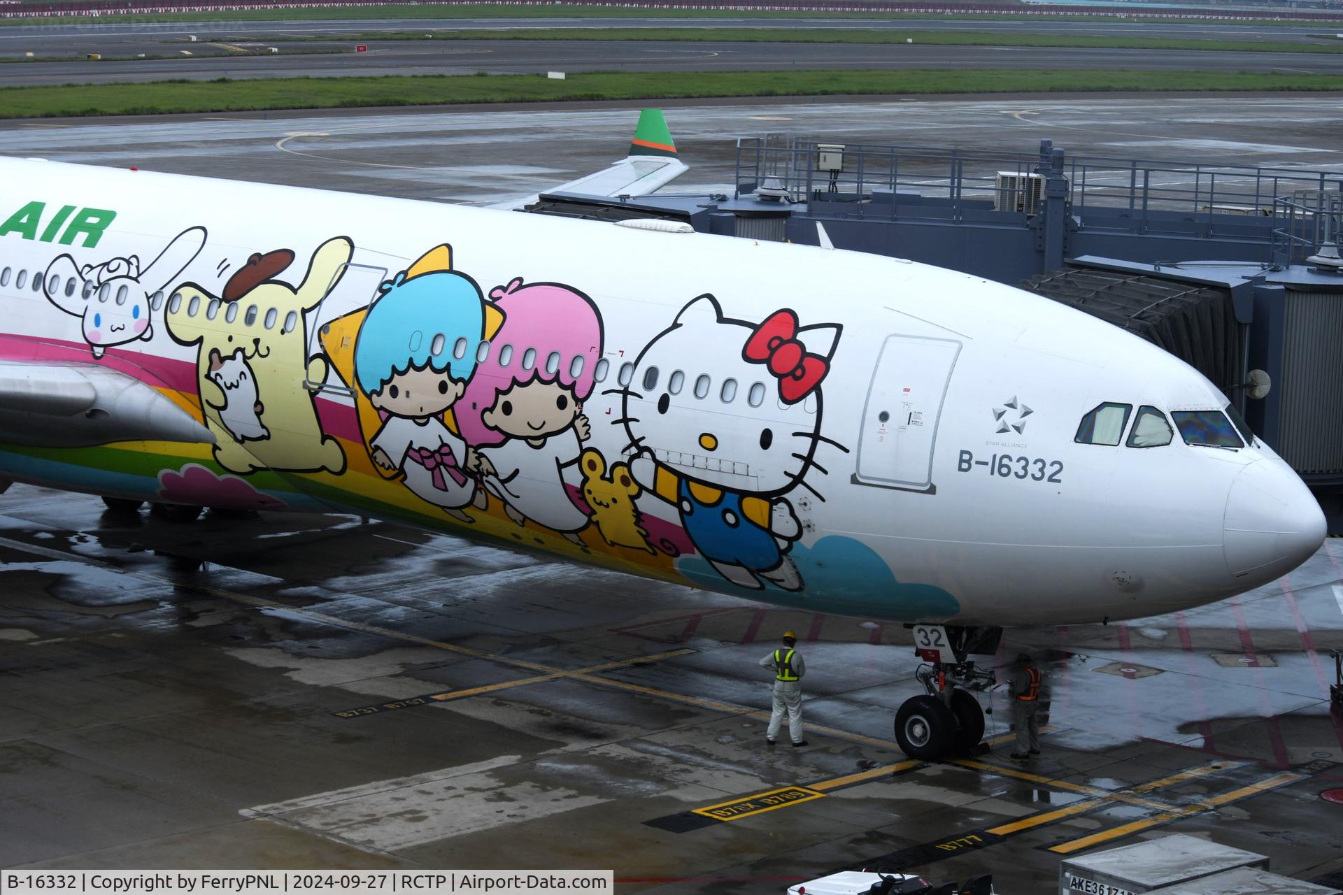 B-16332, 2011 Airbus A330-302X C/N 1268, EVA Hello Kitty A333 close-up