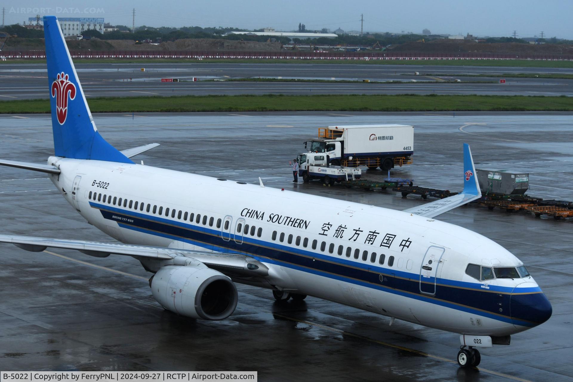 B-5022, 2003 Boeing 737-81B C/N 32928, China Eastern B738 pulling into its assigned gate