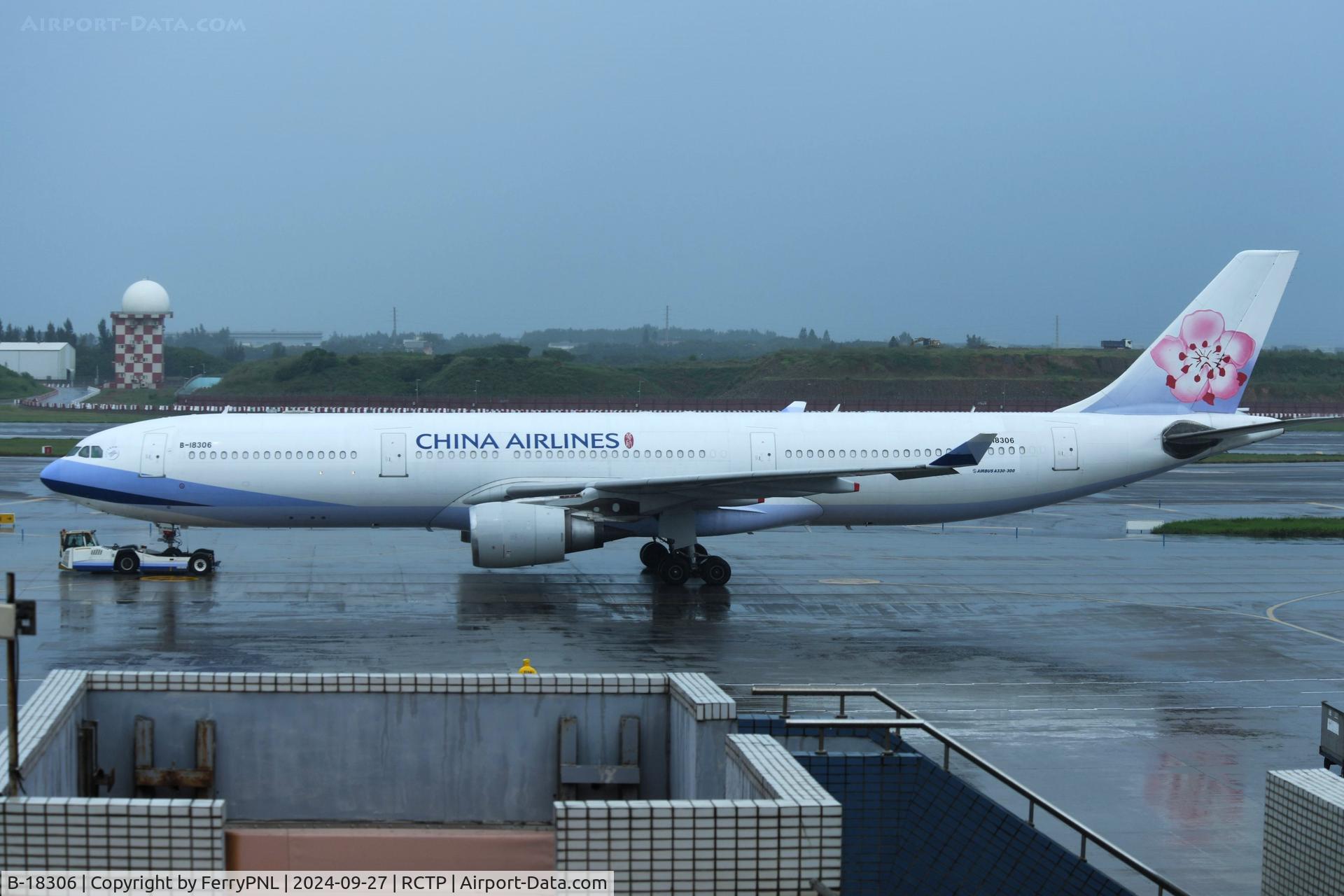 B-18306, 2005 Airbus A330-302 C/N 675, China Airlines A333 towed to its gate