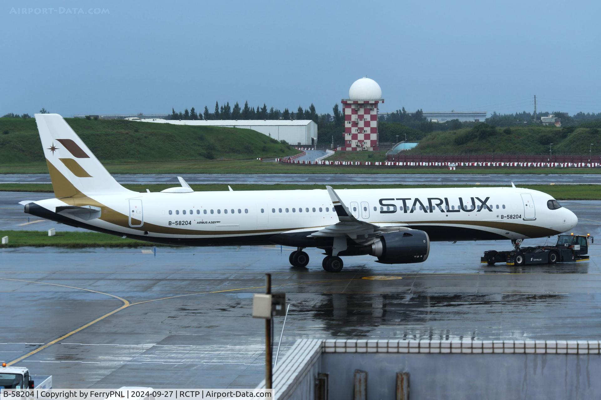 B-58204, 2020 Airbus A321-252NX C/N 10077, Starlux A321N towed out