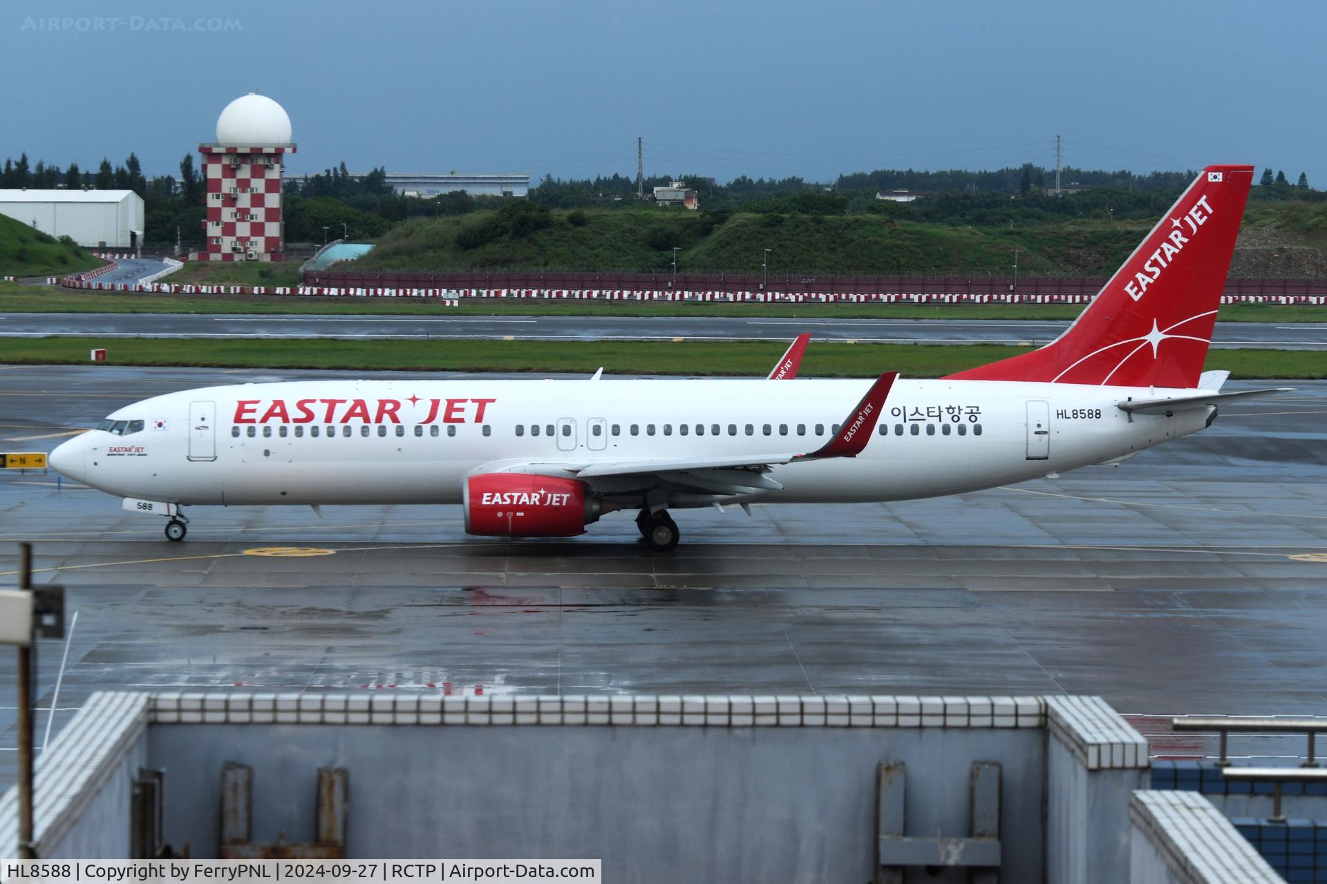 HL8588, 2012 Boeing 737-8GJ(WL) C/N 39427, Eastar Jet B738 arriving