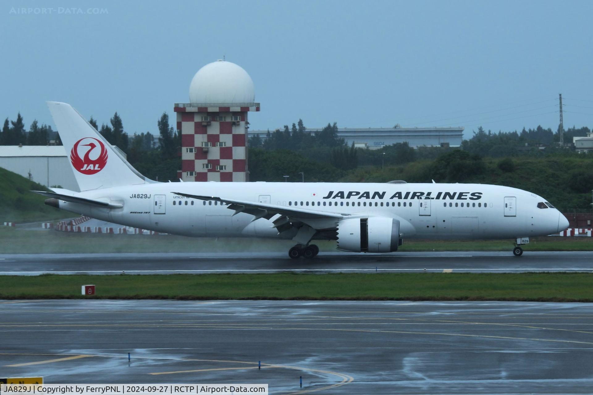 JA829J, 2012 Boeing 787-8 Dreamliner C/N 34839, Japan Airlines B788 landing in a wet TPE