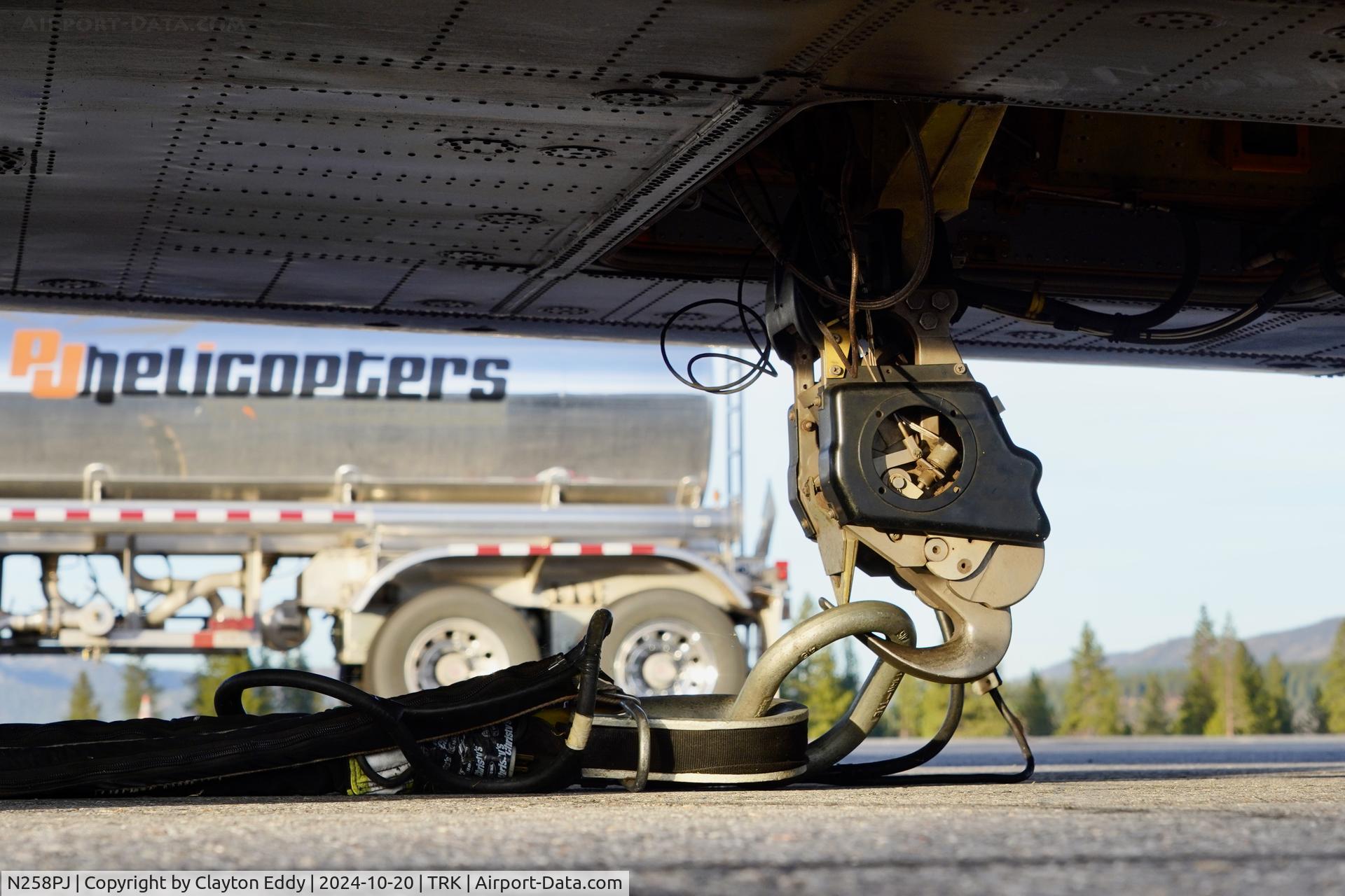 N258PJ, 1991 Boeing CH-47D C/N (M3407) 91-0258, Bucket hook. Truckee Tahoe airport in California 2024.