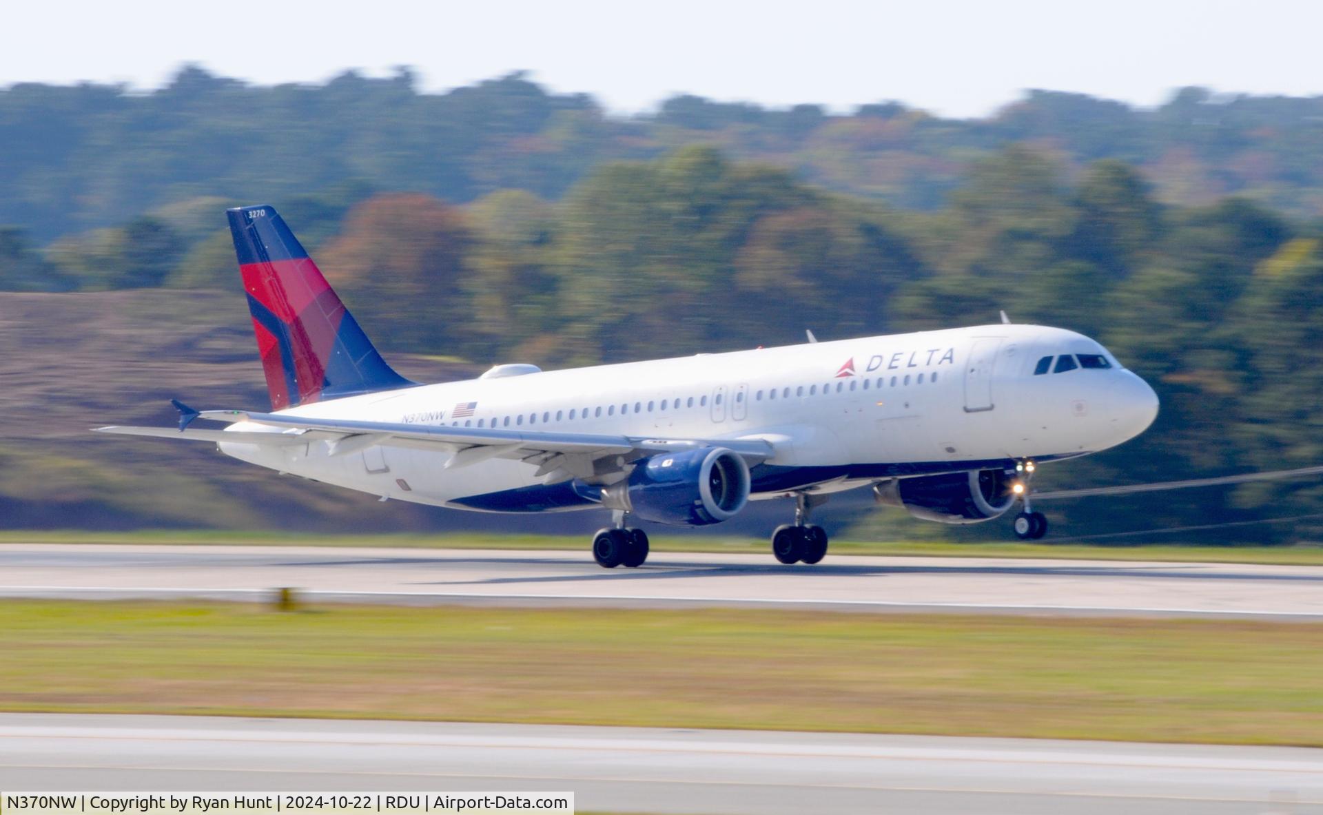 N370NW, 1999 Airbus A320-212 C/N 1037, Decided to try something different.