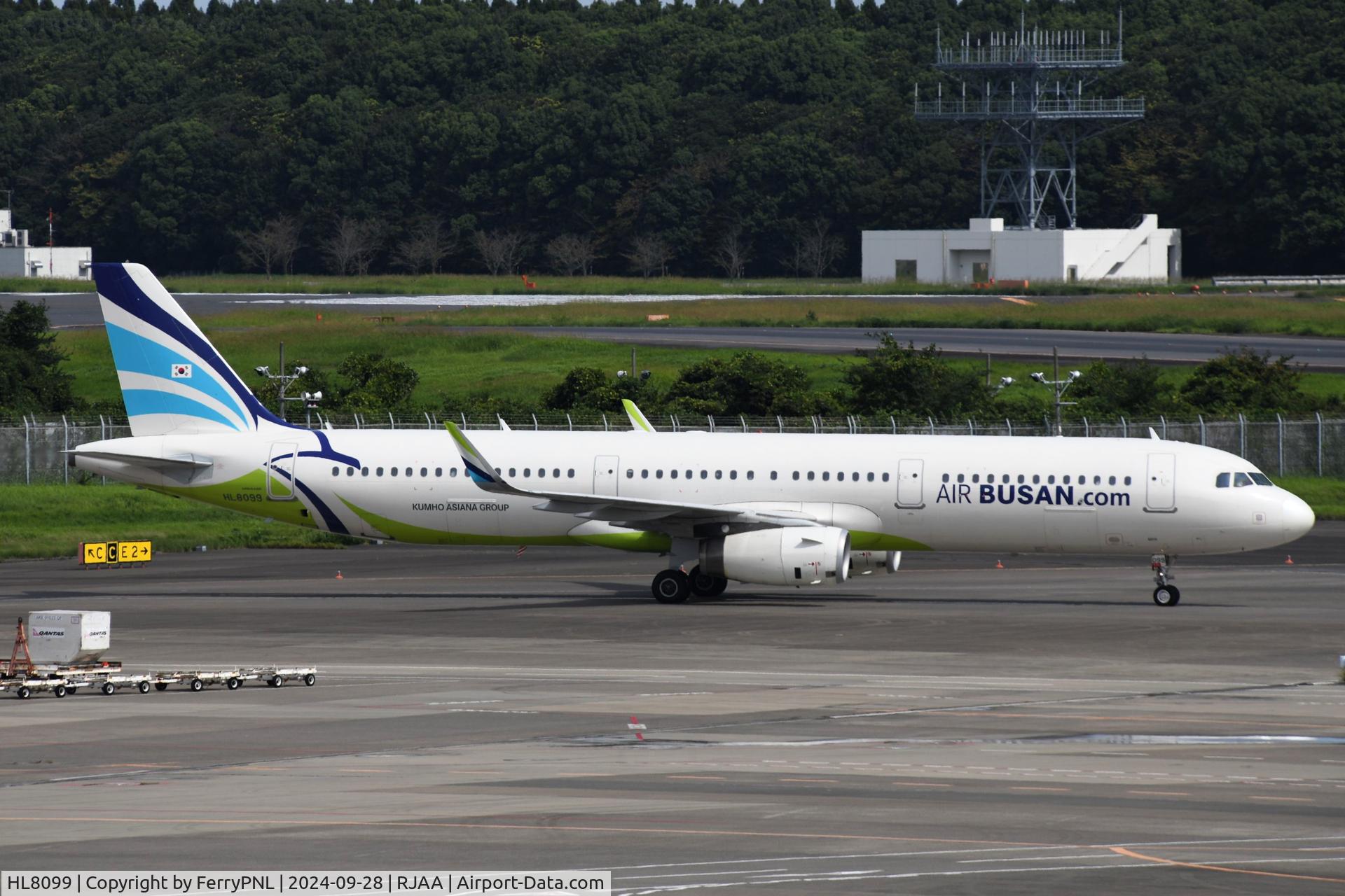 HL8099, 2017 Airbus A321-231(WL) C/N 7923, Air Busan A321 taxying