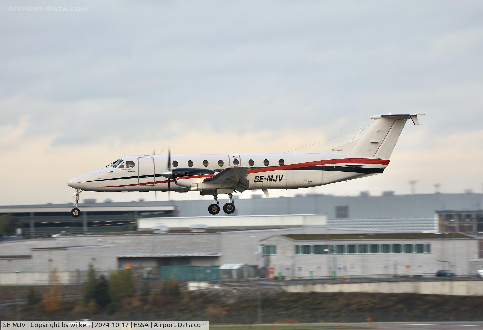 SE-MJV, Beech 1900C C/N UC-4, Rwy 19L