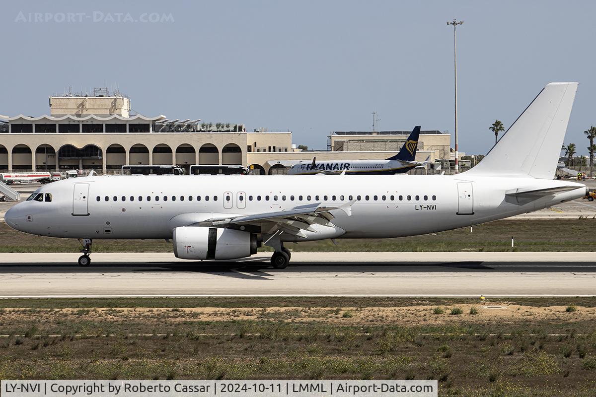 LY-NVI, Airbus 320-232 C/N 3004, Runway 31