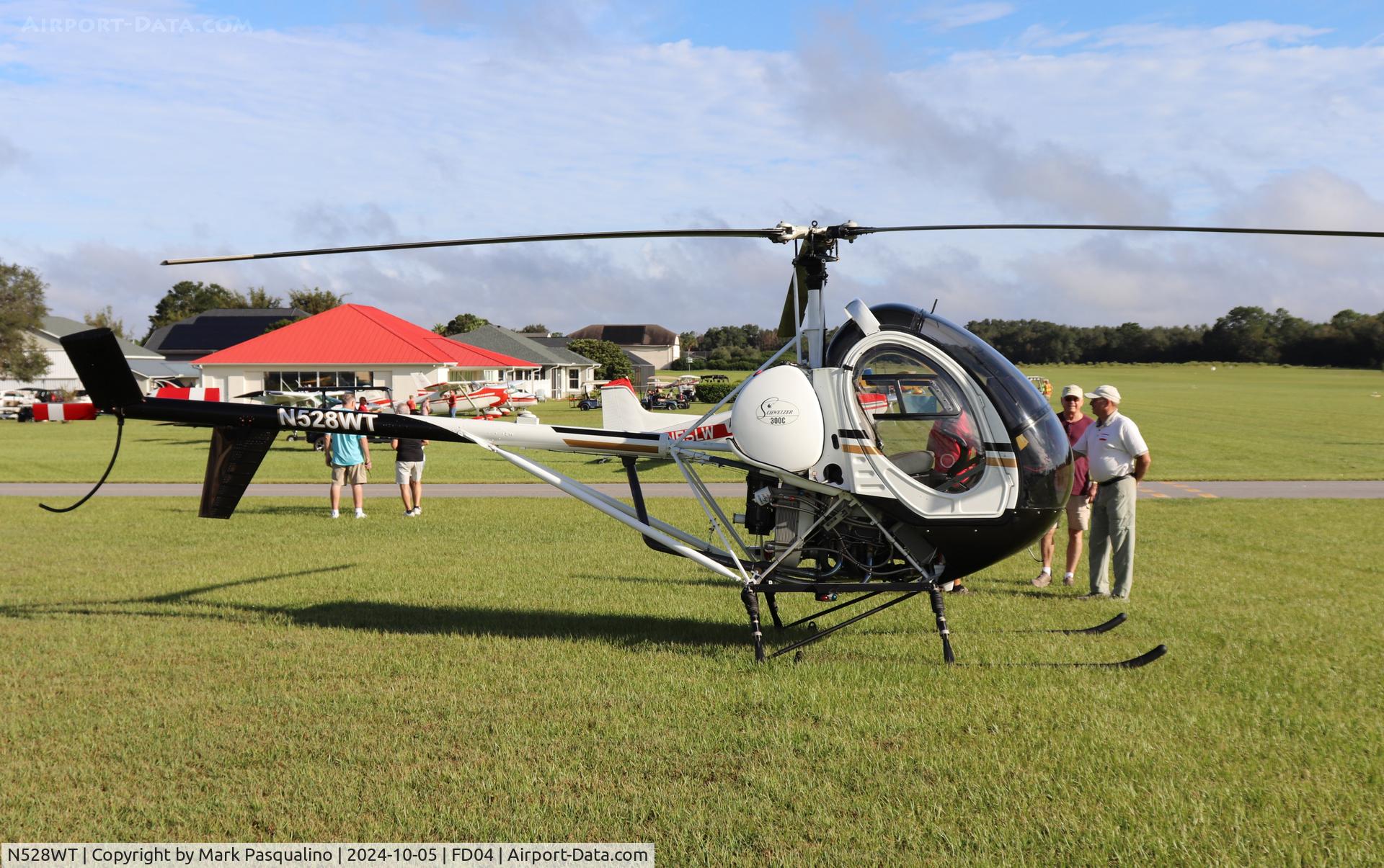 N528WT, 2001 Schweizer 269C C/N S1822, Schweizer 269C