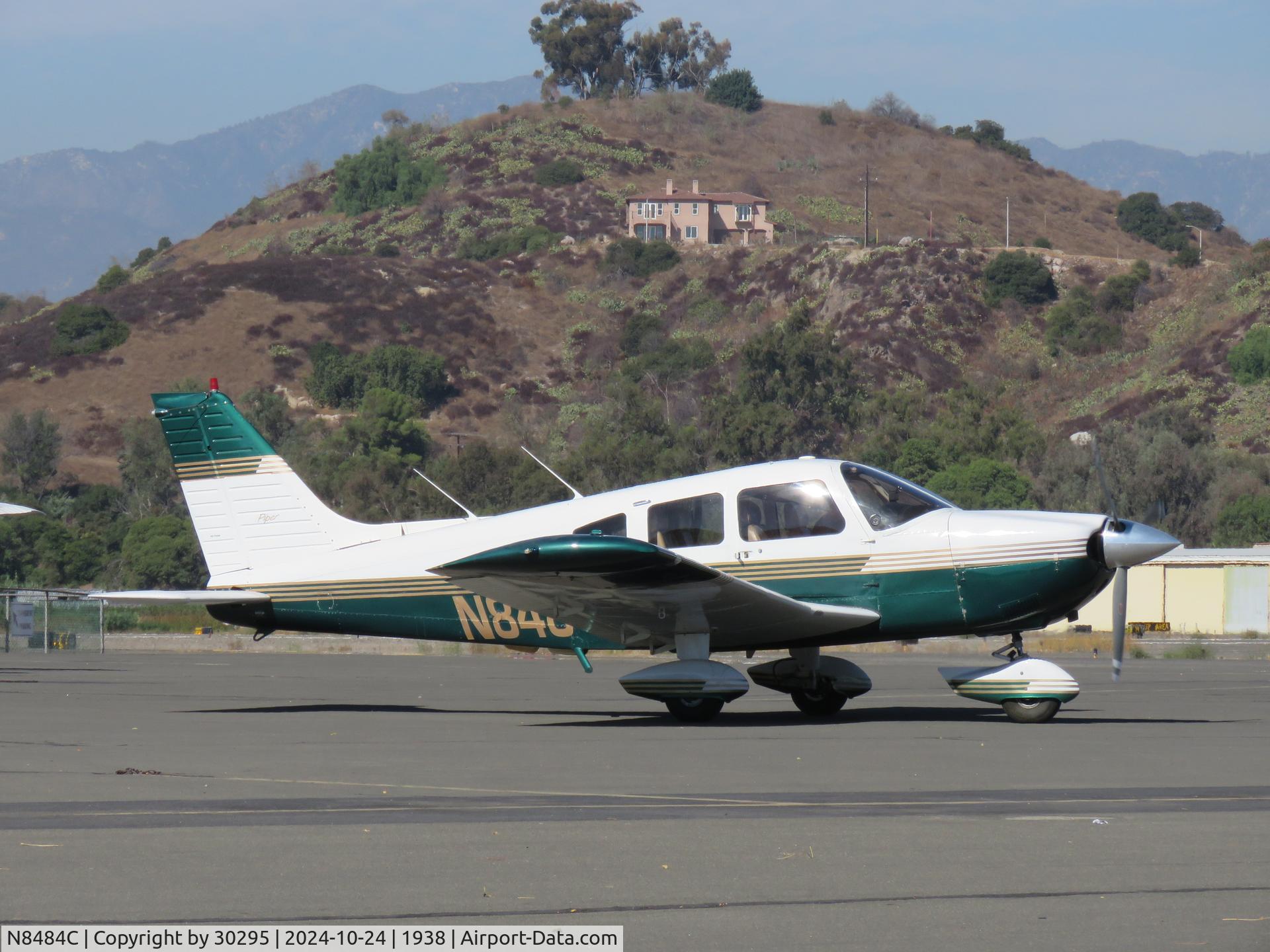 N8484C, 1976 Piper PA-28-235 C/N 28-7610084, Taxiing