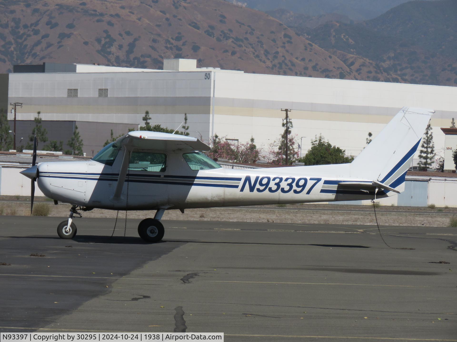 N93397, 1981 Cessna 152 C/N 15285479, Parked