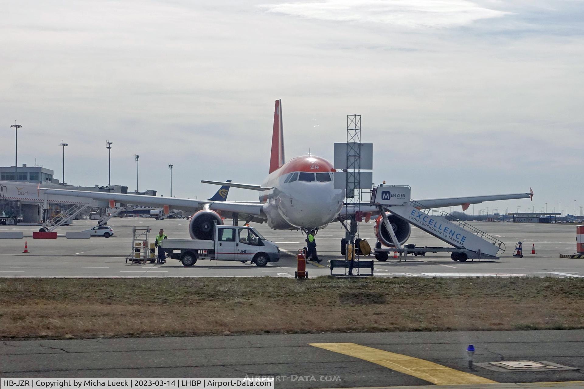 HB-JZR, 2009 Airbus A320-214 C/N 4034, At Budapest
