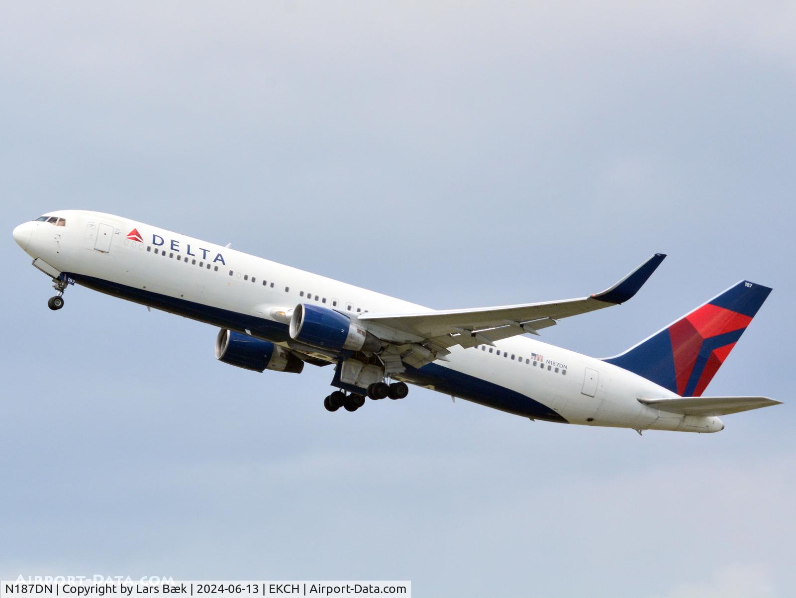 N187DN, 1996 Boeing 767-332/ER C/N 27582, RWY22R