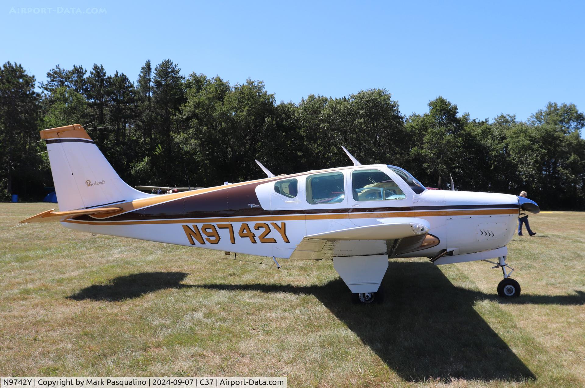 N9742Y, 1963 Beech 35-B33 Debonair C/N CD-611, Beech B33