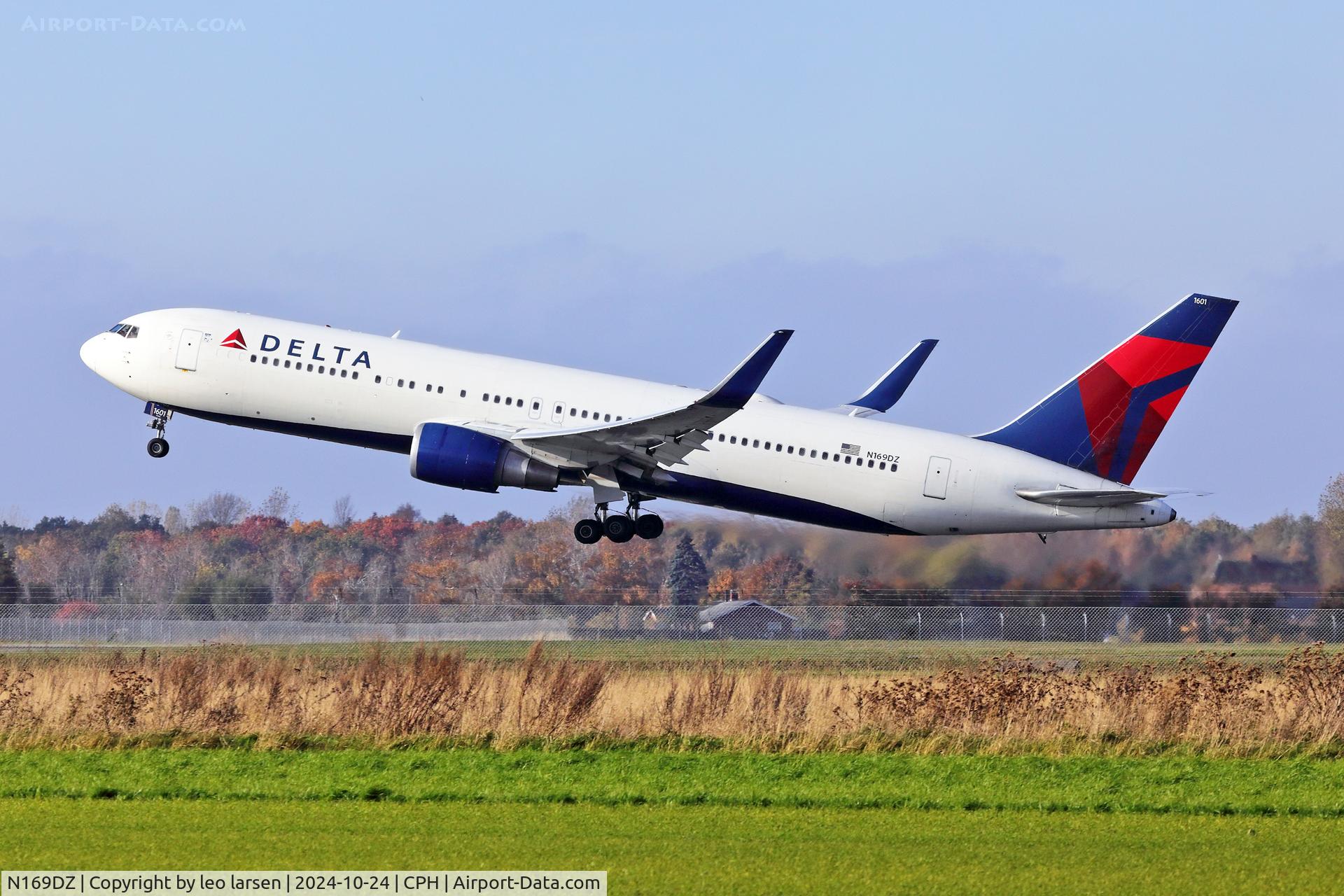 N169DZ, 1998 Boeing 767-332 C/N 29689, Copenhagen 24.10.2024