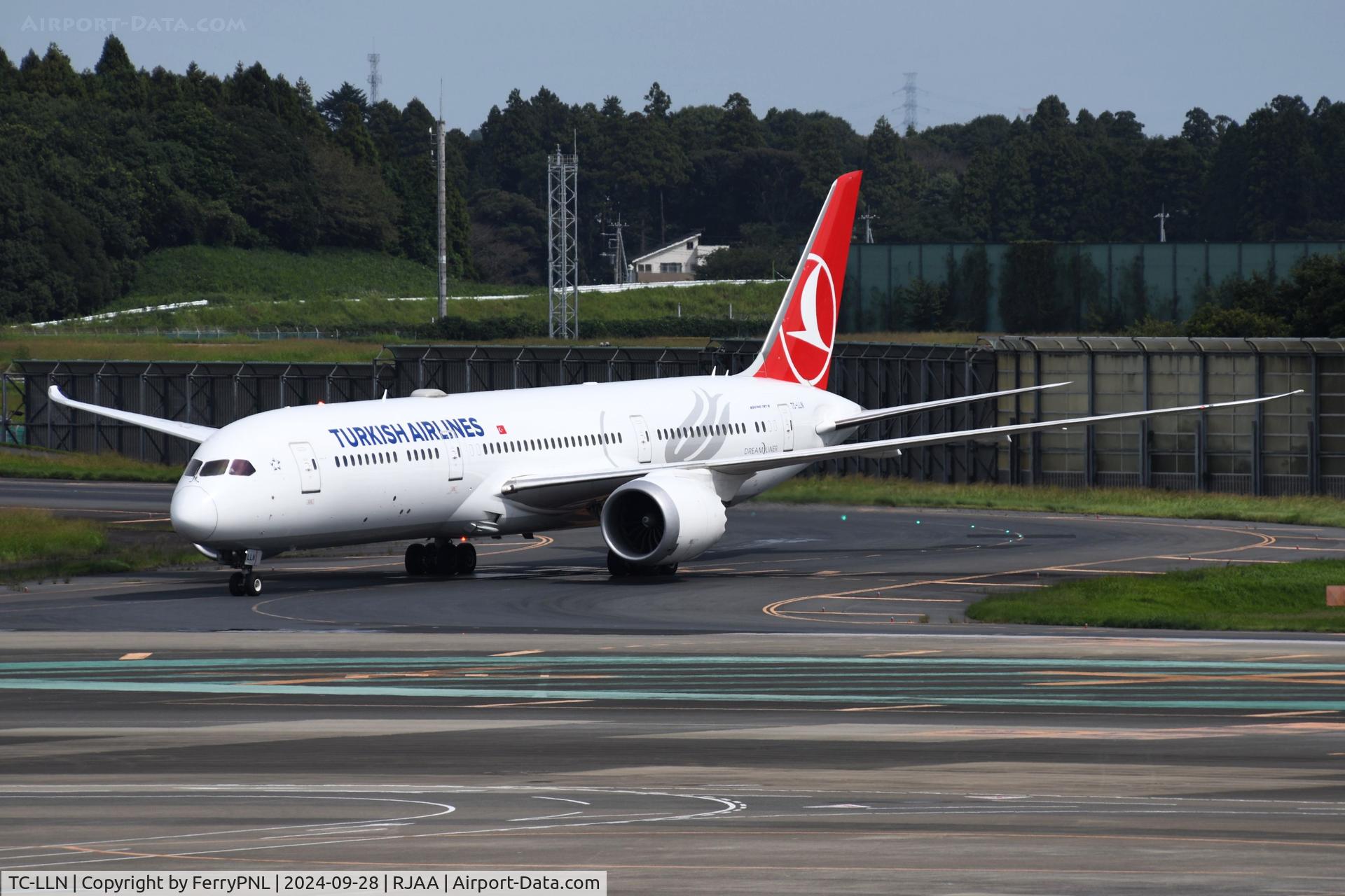 TC-LLN, 2020 Boeing 787-9 Dreamliner Dreamliner C/N 65813, Turkish B789 taxying to the terminal