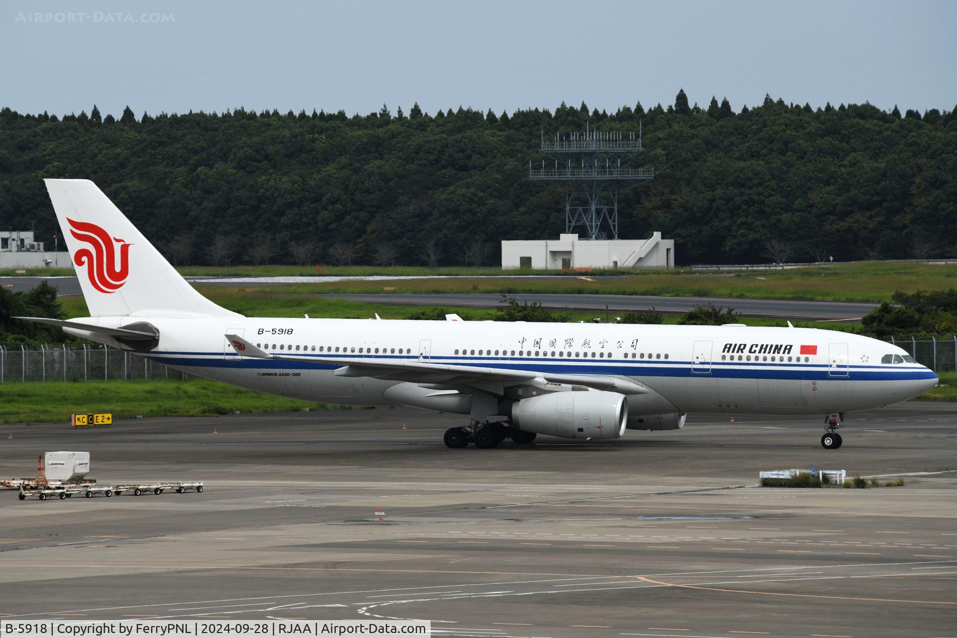 B-5918, 2013 Airbus A330-243 C/N 1396, Air China A332 passing by