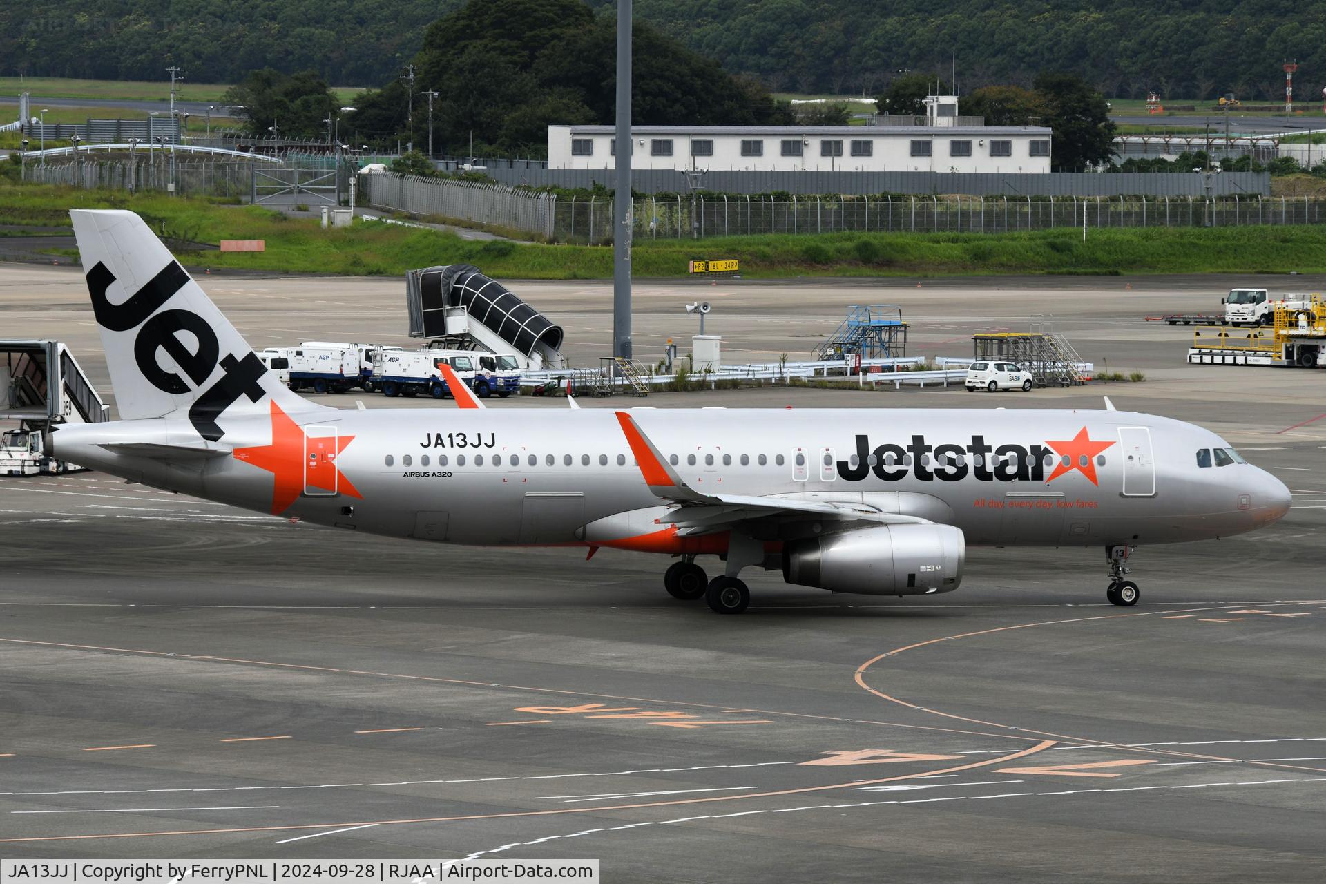 JA13JJ, Airbus A320-232 C/N 5649, Jetstar A320 moving out of its stand