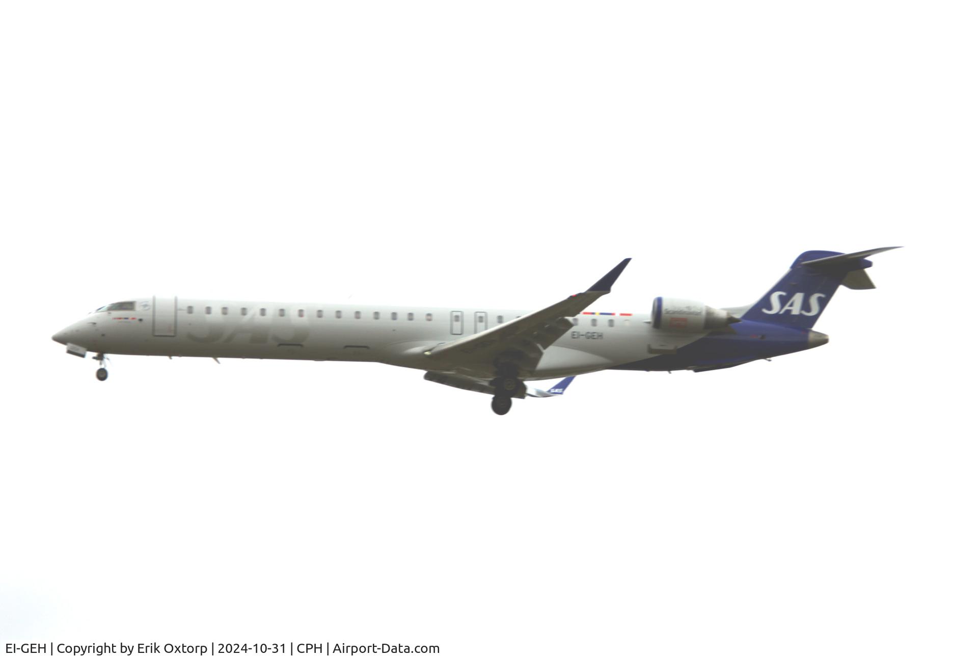 EI-GEH, 2009 Bombardier CRJ-900 (CL-600-2D24) C/N 15221, EI-GEH now in full SAS c/s landing rw 22L