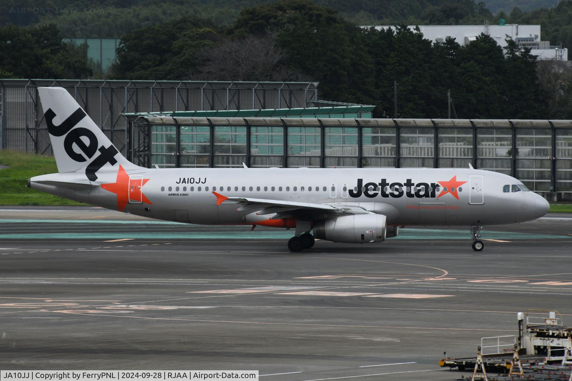 JA10JJ, 2013 Airbus A320-232 C/N 5520, Jetstar A320 heading for the runway
