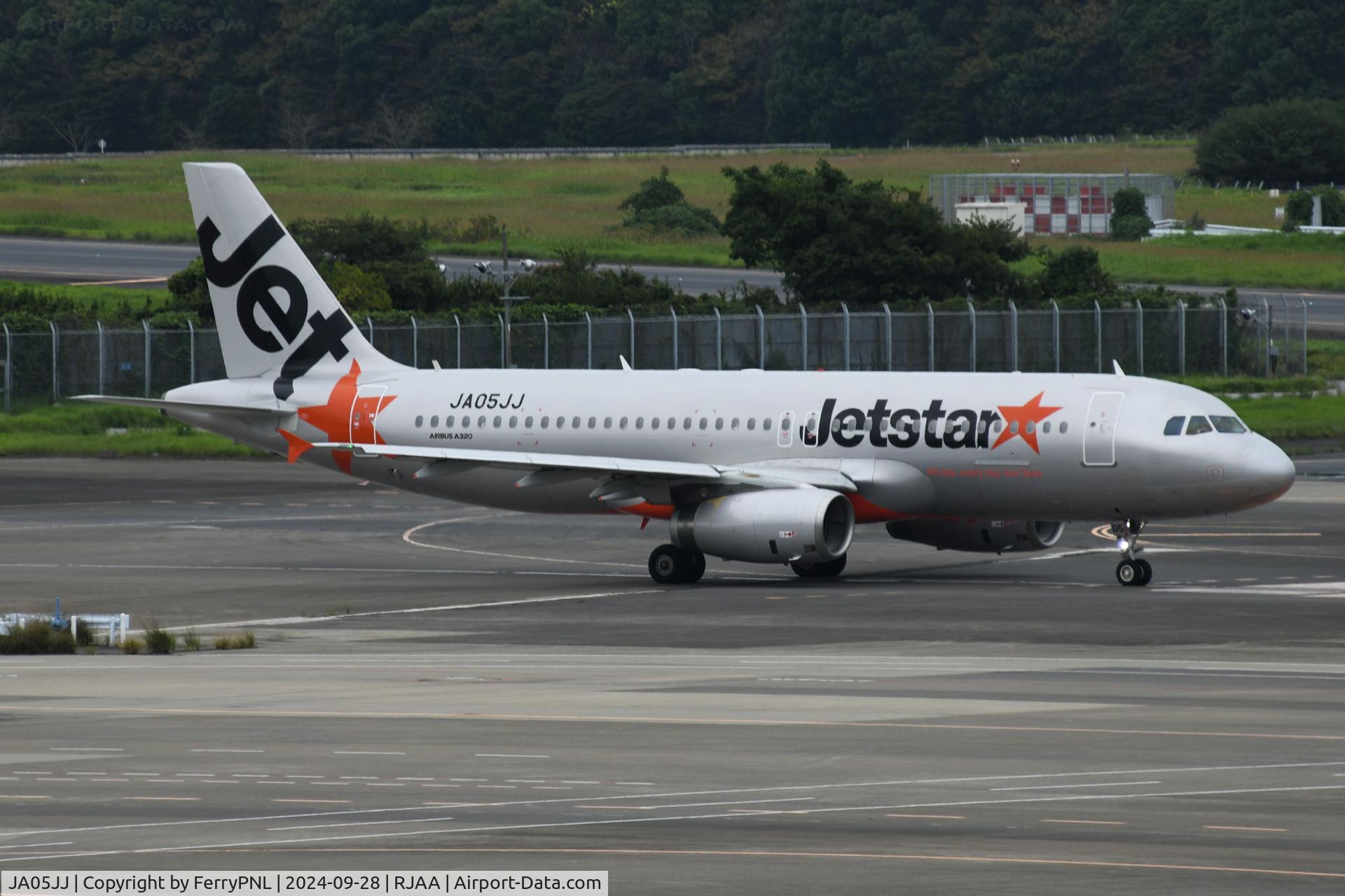 JA05JJ, 2012 Airbus A320-232 C/N 5274, Jetstar A320 heading for the runway