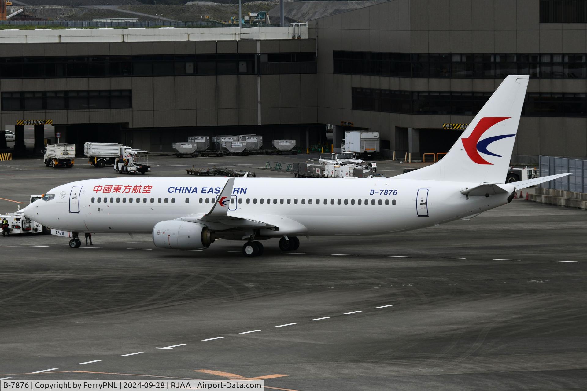 B-7876, 2016 Boeing 737-89P(WL) C/N 41495, China Eastern B738 pushed back for departure