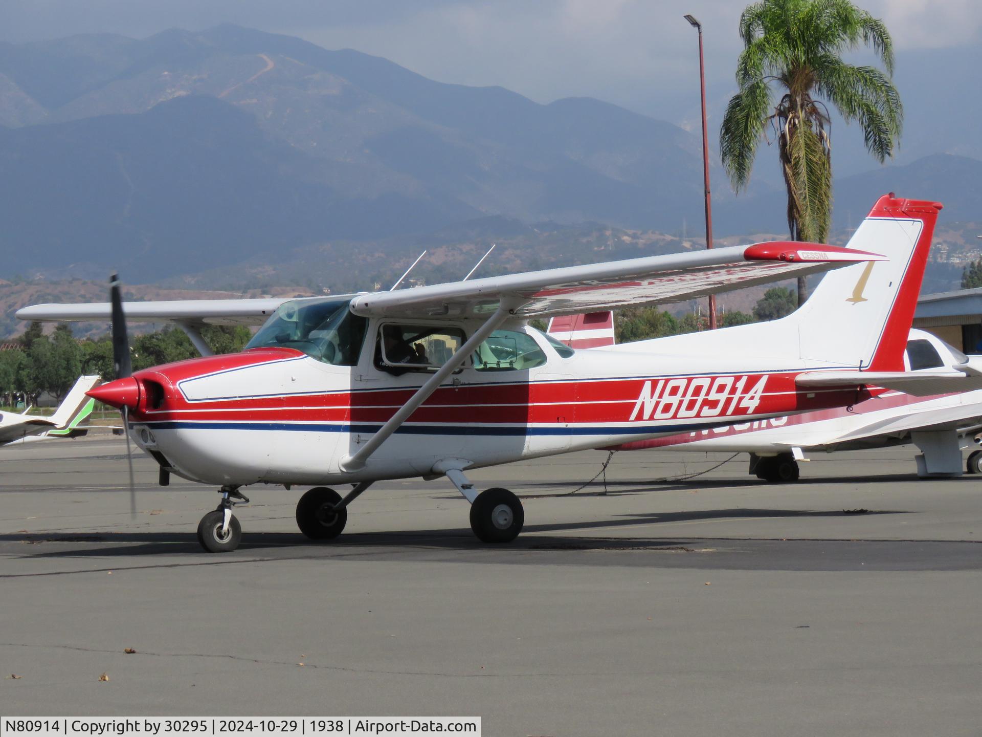 N80914, 1976 Cessna 172M C/N 17266799, Parked