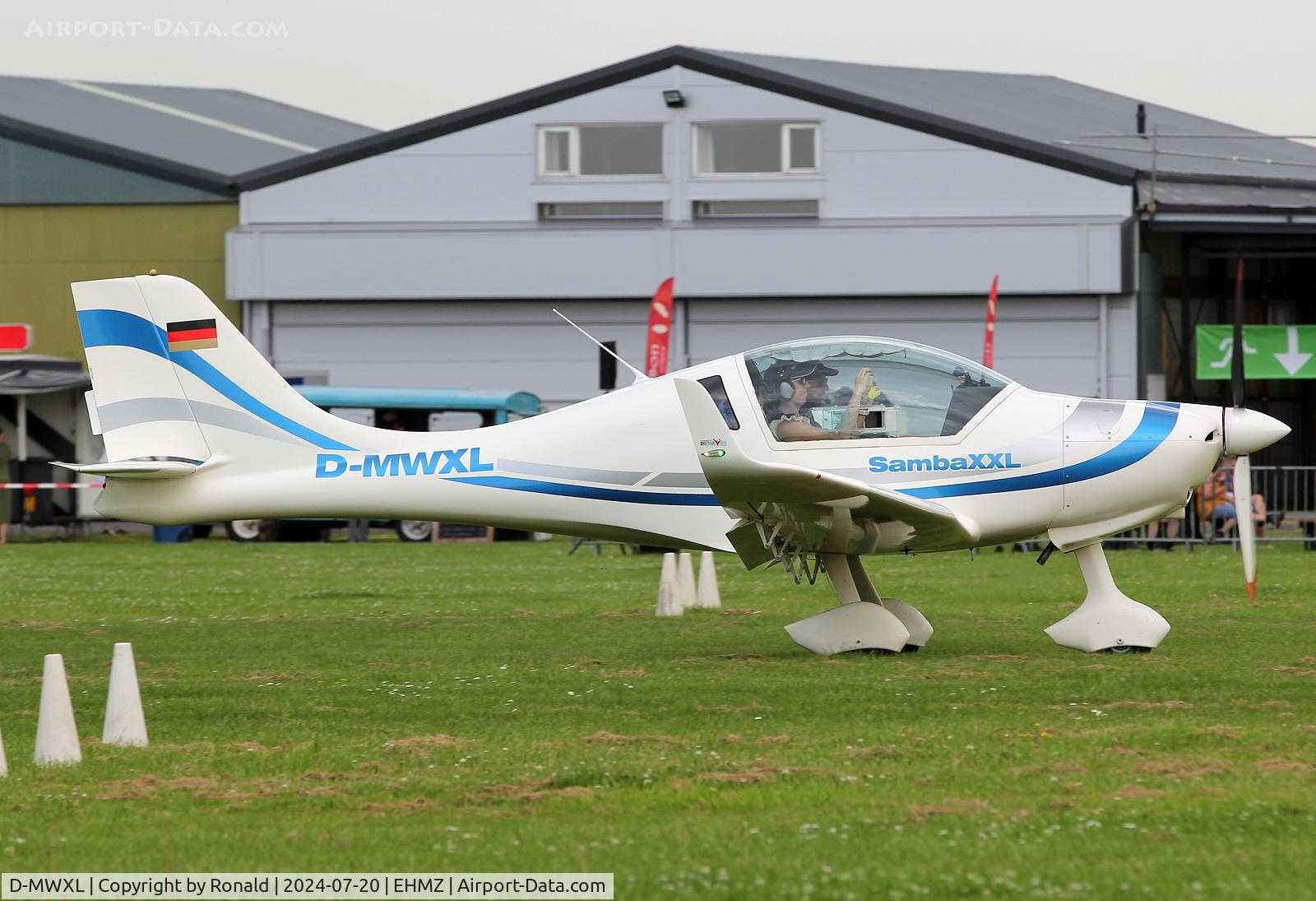 D-MWXL, Urban Air UFM-10 Samba XXL C/N SA XL D94, at ehmz