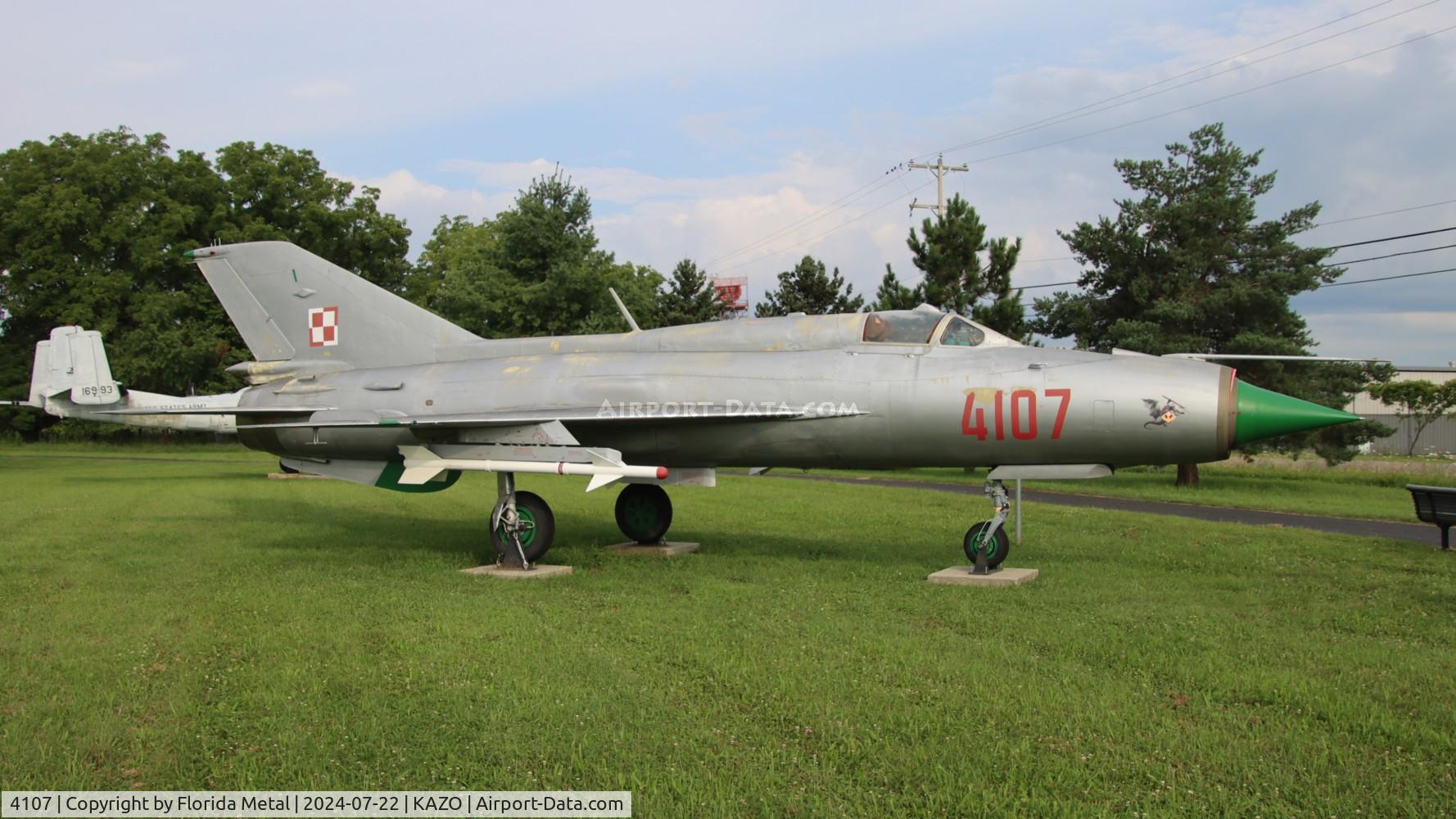 4107, Mikoyan-Gurevich MiG-21PFM C/N 94A4107, Mig-21 Poland zx