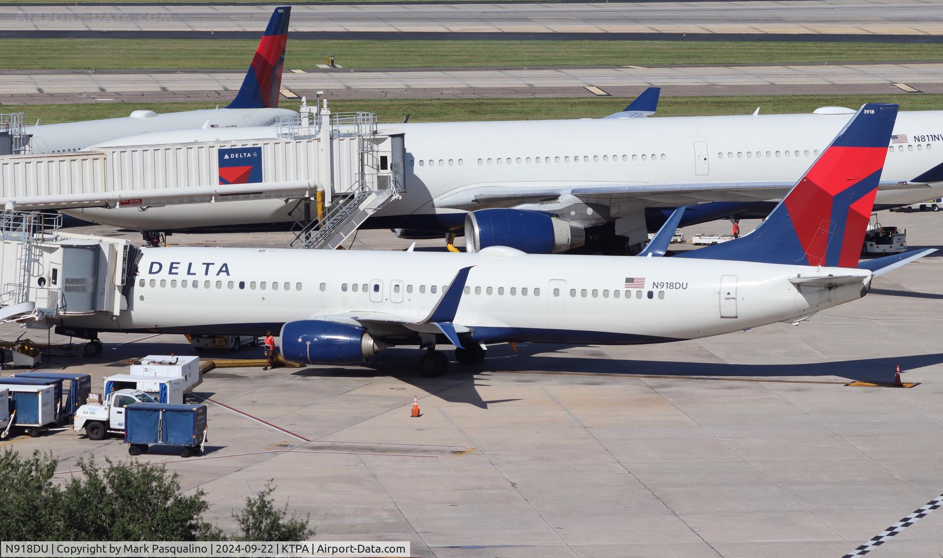 N918DU, Boeing 737-932ER C/N 64885, Boeing 737-932/ER
