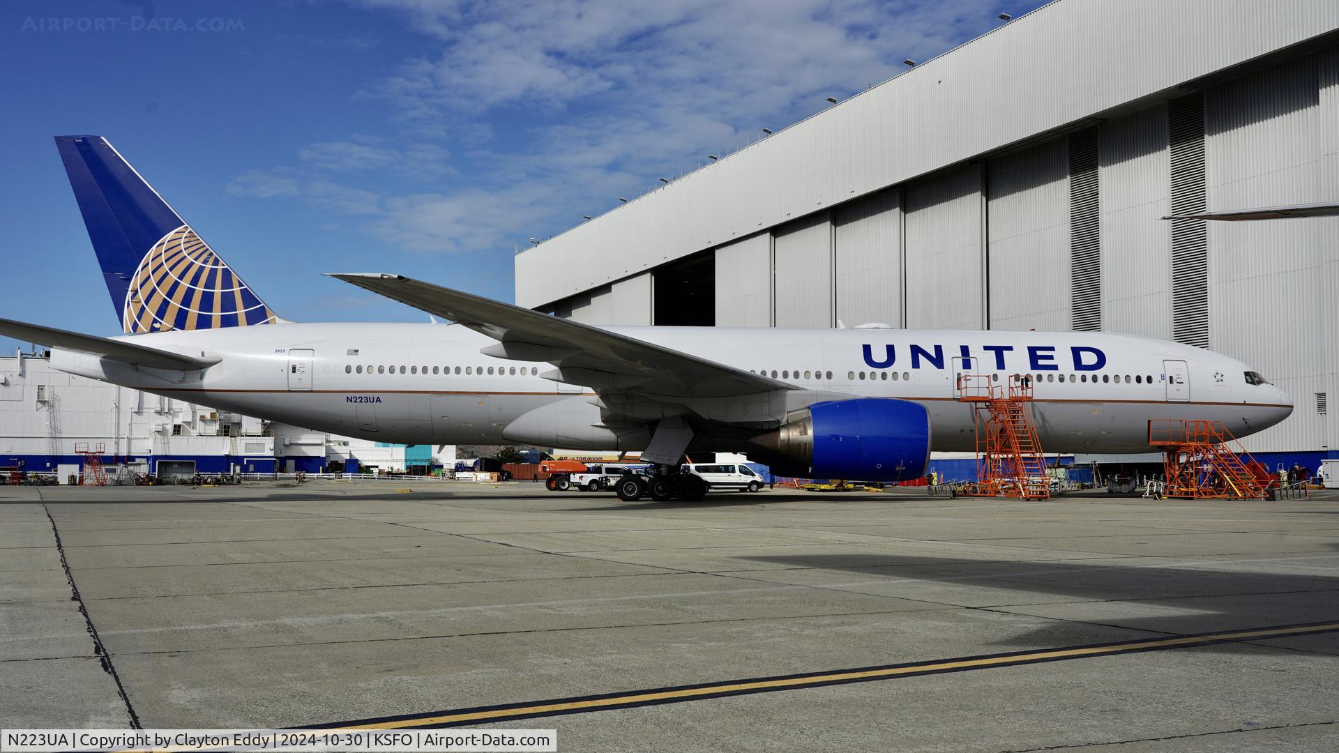 N223UA, 2001 Boeing 777-222 C/N 30224, SFO 2024.