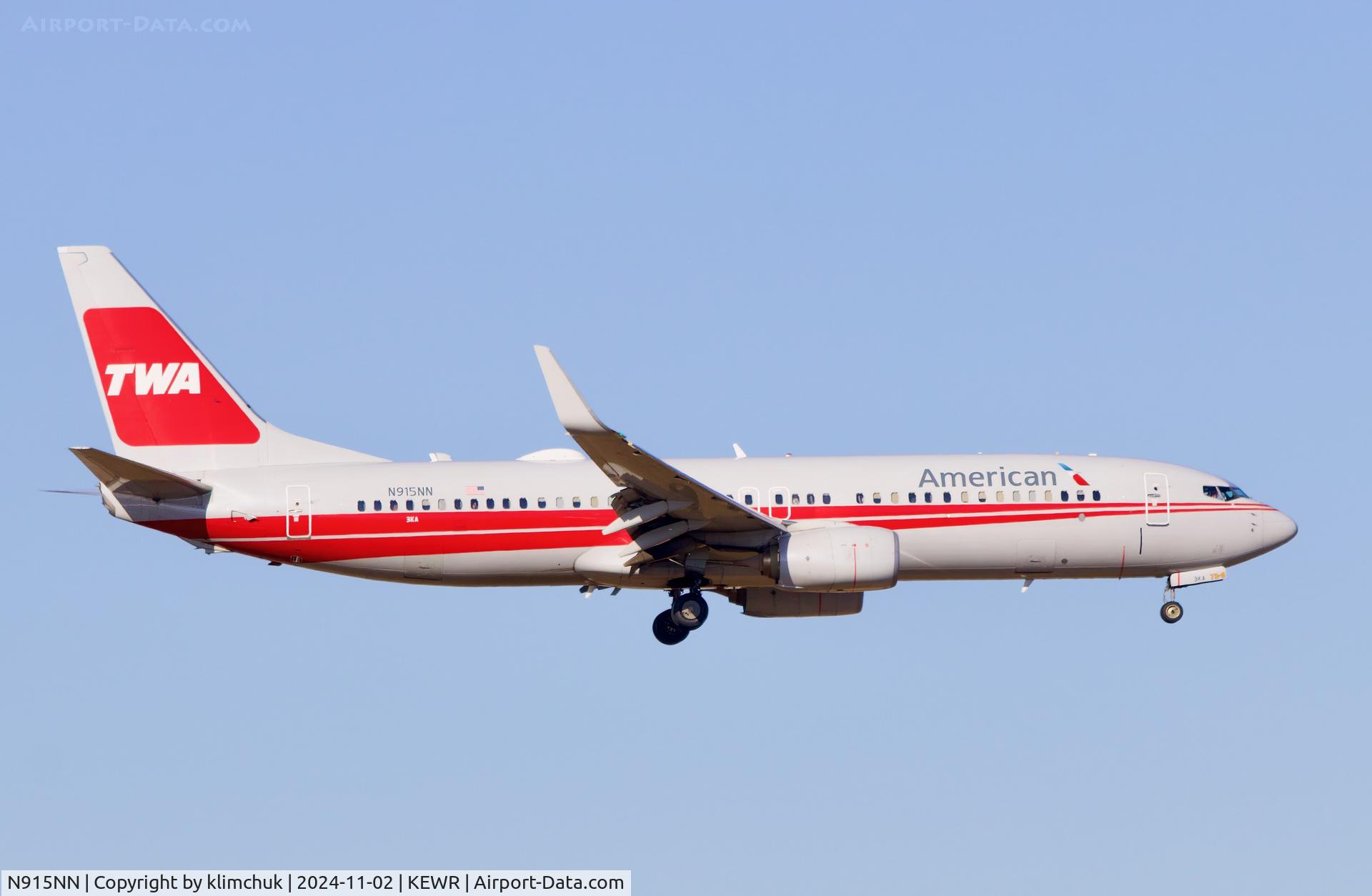 N915NN, 2013 Boeing 737-823 C/N 33227, On approach