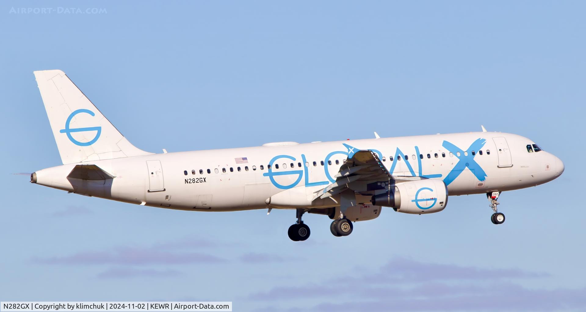 N282GX, 2006 Airbus A320-214 C/N 2851, On approach