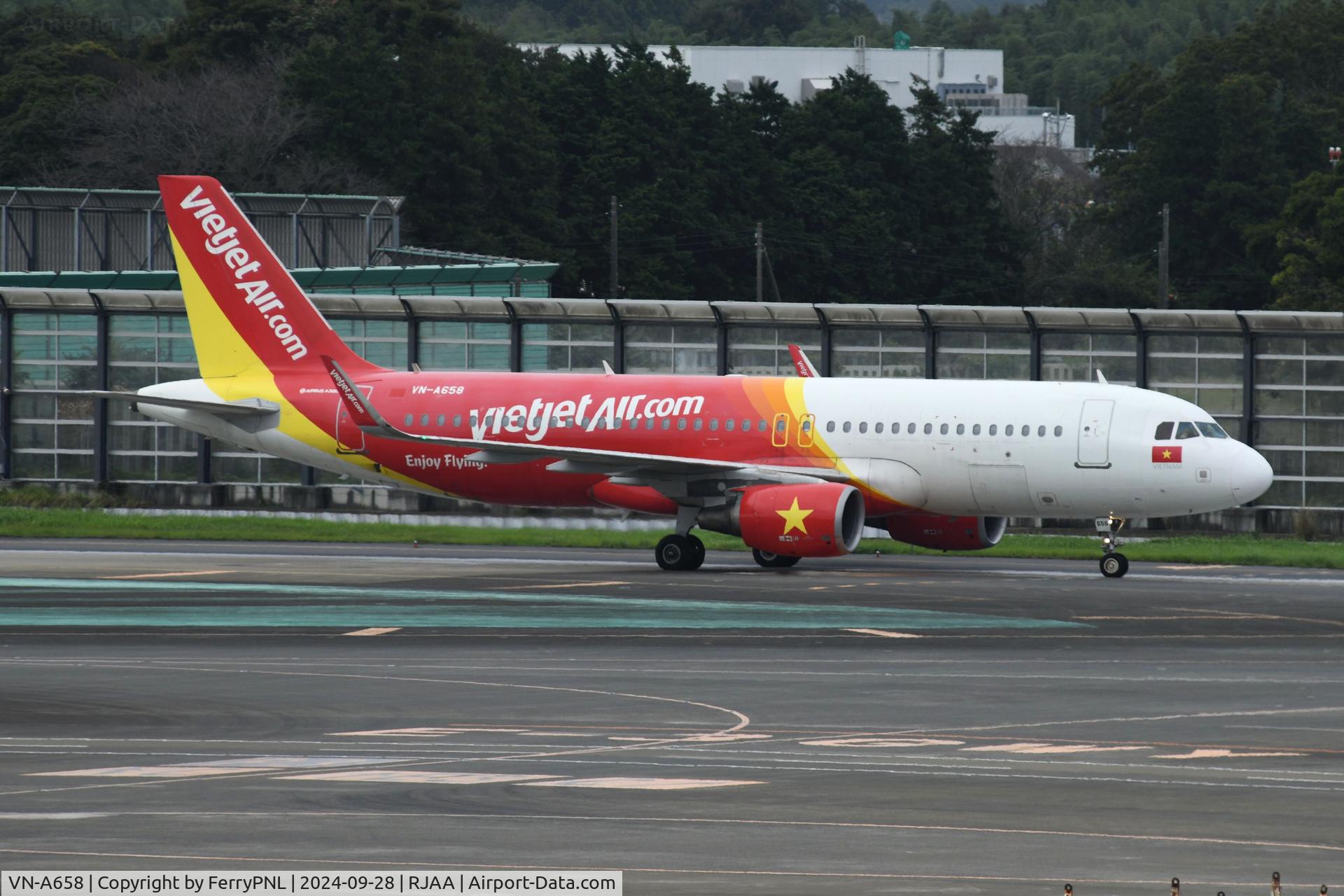 VN-A658, 2014 Airbus A320-214 C/N 6341, VietjetAir A320 taxying past